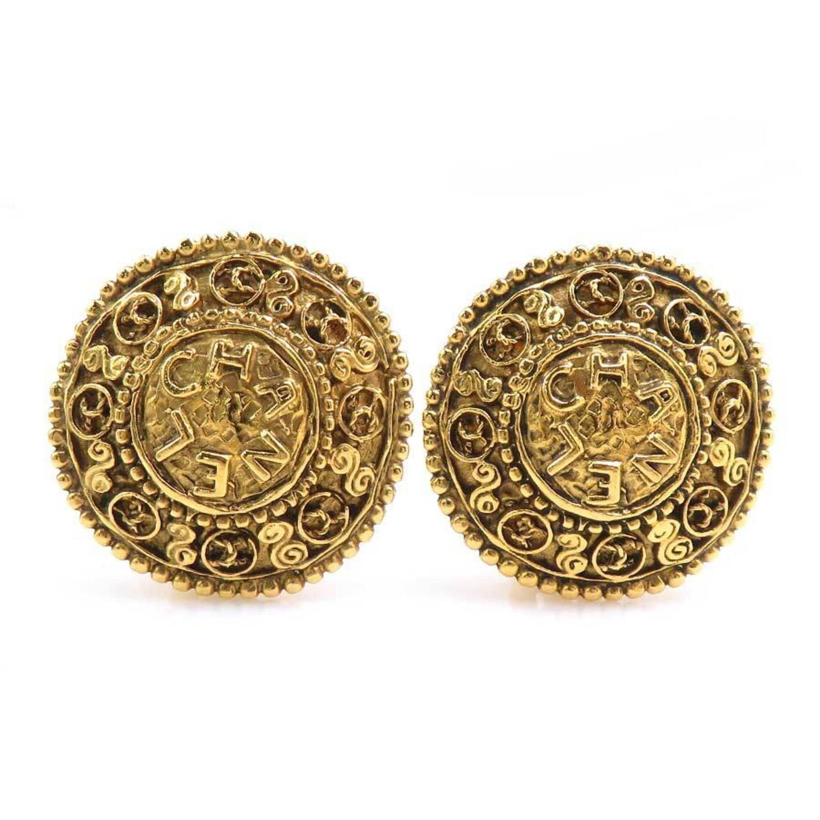 Chanel Clip Earrings Metal: Chanel Clip Earrings Metal Chanel Clip Earrings Metal are a timeless accessory featuring a sleek gold metal design. With a size of 33.00mm x 33.00mm and a used condition with traces of usage, these ea