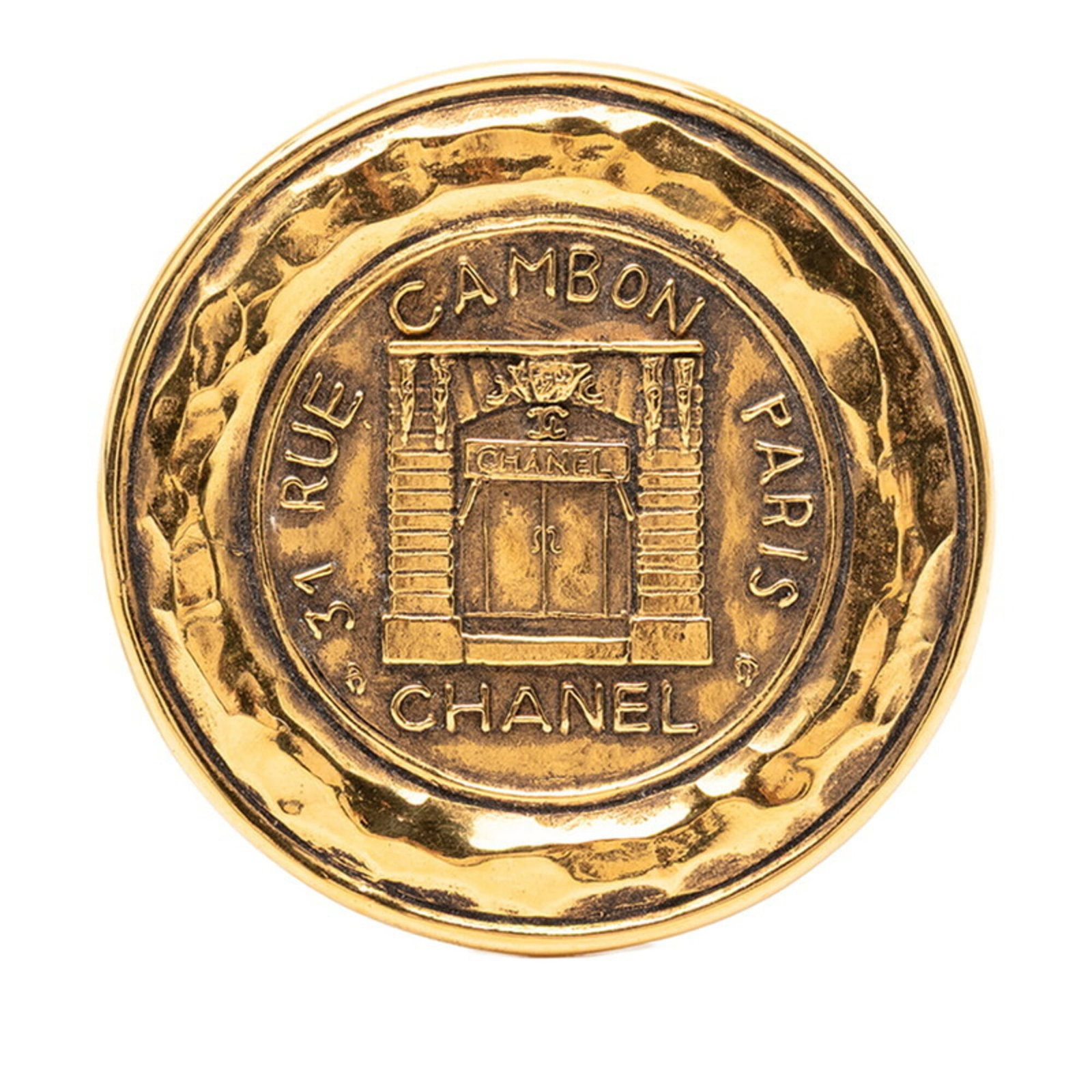 Chanel Brooch Gold Plating: Chanel Brooch Gold Plating This Chanel brooch boasts elegant gold plating, adding a touch of luxury to any outfit. Measuring 5.25cm x 5.25cm, its compact size makes it perfect for adornment on
