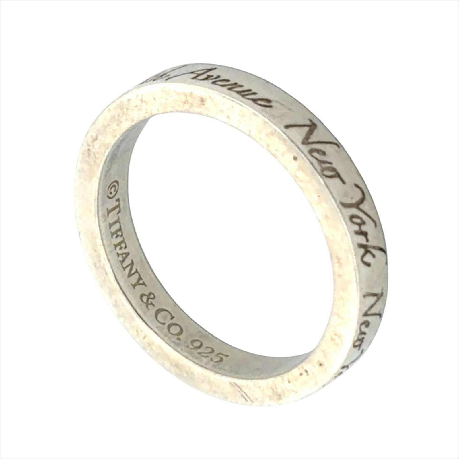 Tiffany Band Ring Silver 925: Tiffany Band Ring Silver 925 Silver 925 band ring from Tiffany featuring a sleek design. This used ring shows traces of usage with minor scratches and dirt, but remains in good condition overall. A
