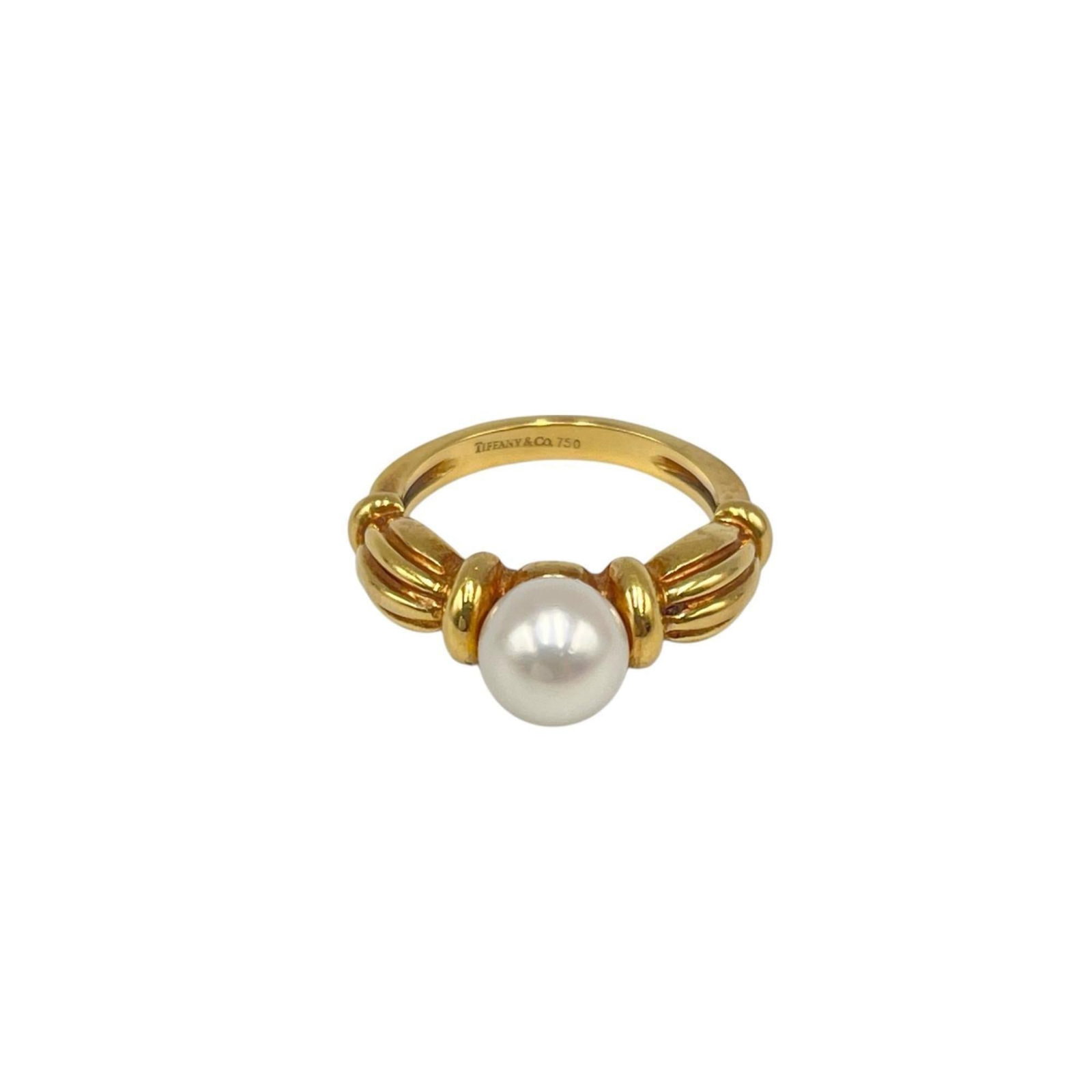Tiffany Band Ring Yellow Gold (18K): Tiffany Band Ring Yellow Gold (18K) Tiffany Band Ring Yellow Gold (18K) - A pre-owned band ring in excellent condition, featuring 18K yellow gold and bearing a Tiffany signature. The ring shows some