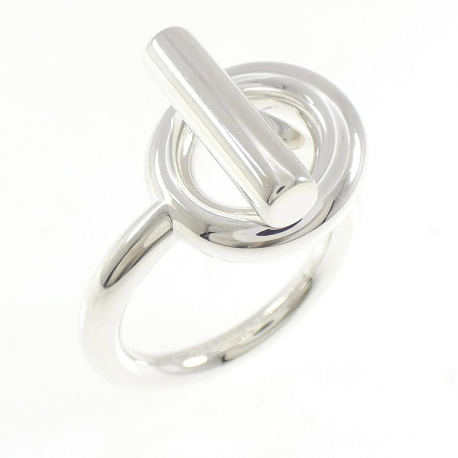 Hermes Band Ring Silver 925: Hermes Band Ring Silver 925 Silver 925 band ring from Hermes features a sleek design with subtle craftsmanship. The item has some minor scratches and dirt, but remains in very good condition overall.