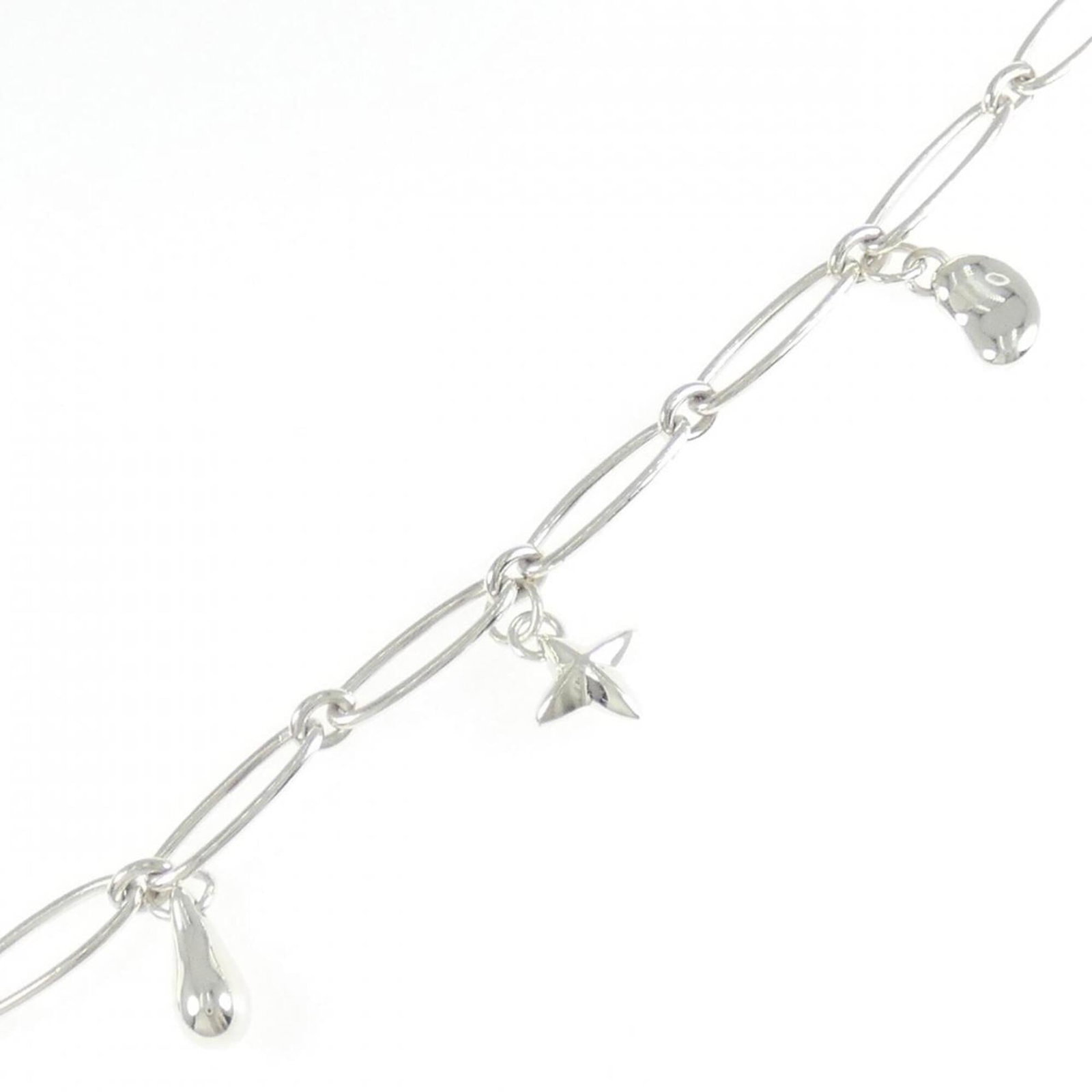 Tiffany Charm Bracelet Silver 925: Tiffany Charm Bracelet Silver 925 Silver 925 Tiffany Charm Bracelet is a like-new, used item with hardly any traces of usage. The bracelet features a high-quality silver material and measures 18cm in