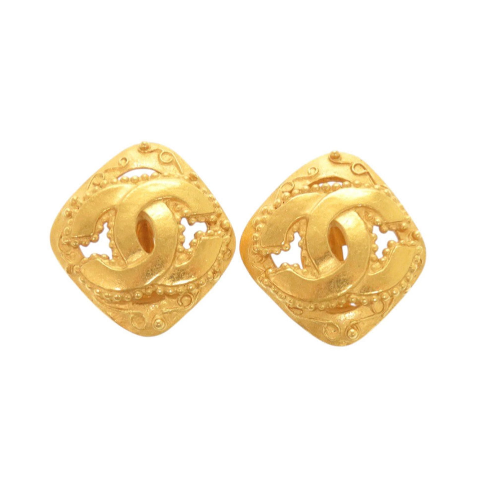 Chanel Clip Earrings Metal: Chanel Clip Earrings Metal Gold clip earrings from Chanel, bearing a few traces of usage and minor scratches. The metal remains in very good condition overall, with some subtle signs of wear. These vi