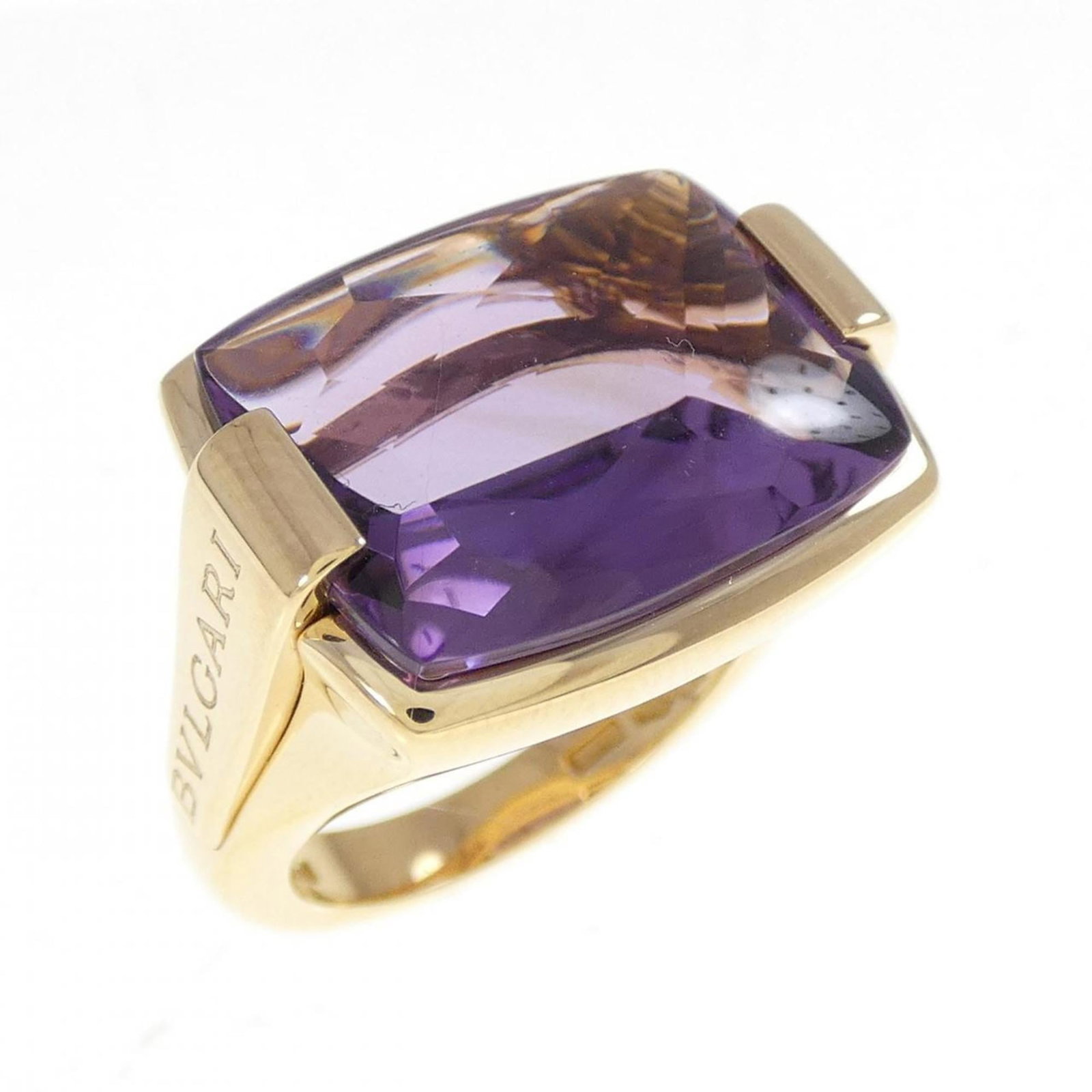 Bvlgari Band Ring Yellow Gold (18K): Bvlgari Band Ring Yellow Gold (18K) Yellow gold (18K) band ring from Bvlgari features an amethyst stone. The ring has some scratches and dirt, with only minor signs of usage, still in very good