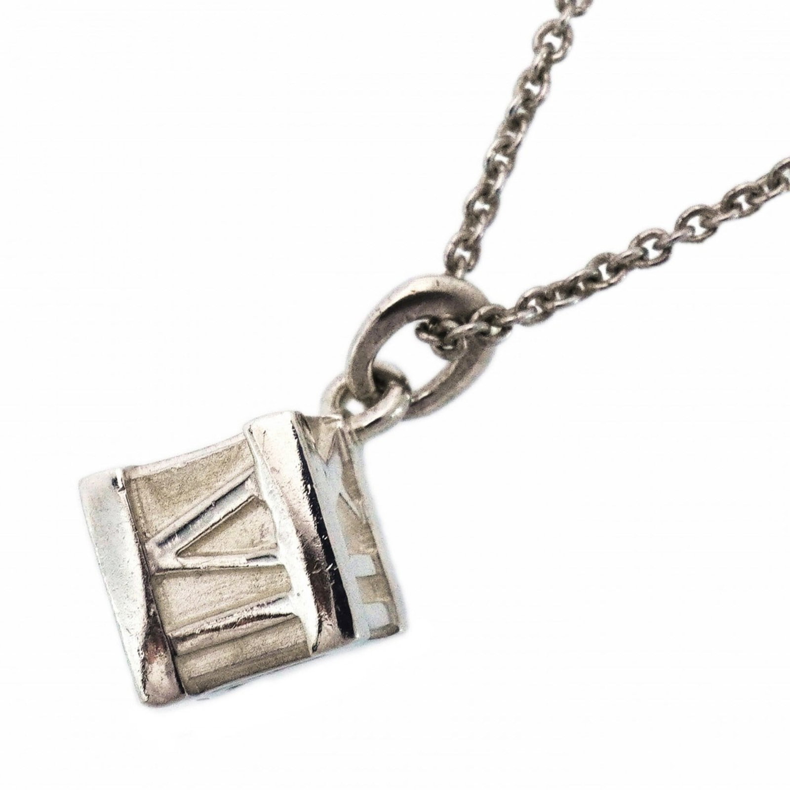 Tiffany & Co. Atlas Cube Necklace, Sterling Silver 925, Women's: Tiffany & Co. Atlas Cube Necklace, Sterling Silver 925, Women's Tiffany & Co. Atlas Cube Necklace in sterling silver 925 features a unique design with a 20mm x 11.2mm pendant size, set against a 41.5