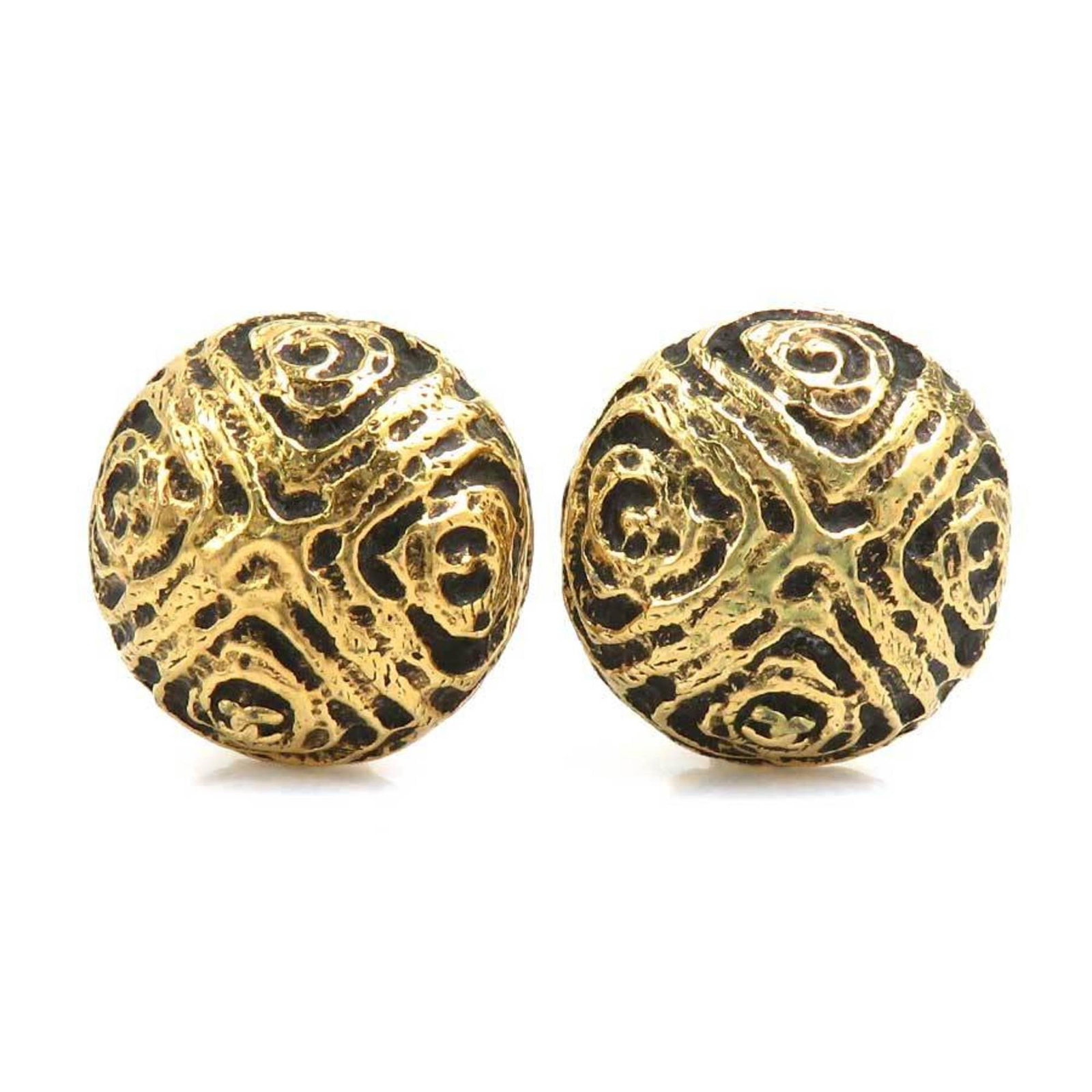 Chanel Clip Earrings Metal: Chanel Clip Earrings Metal Used Chanel Clip Earrings in gold metal, with traces of usage and minor scratches. The earrings measure 23mm x 23mm and are generally in good condition despite showing