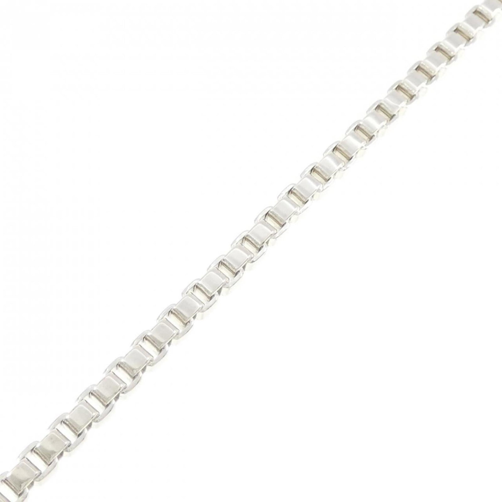 Tiffany Charm Bracelet Silver 925: Tiffany Charm Bracelet Silver 925 Silver 925 Tiffany Charm Bracelet in excellent condition, with a few traces of usage and minor scratches. The 18.5cm length provides a comfortable fit for everyday we