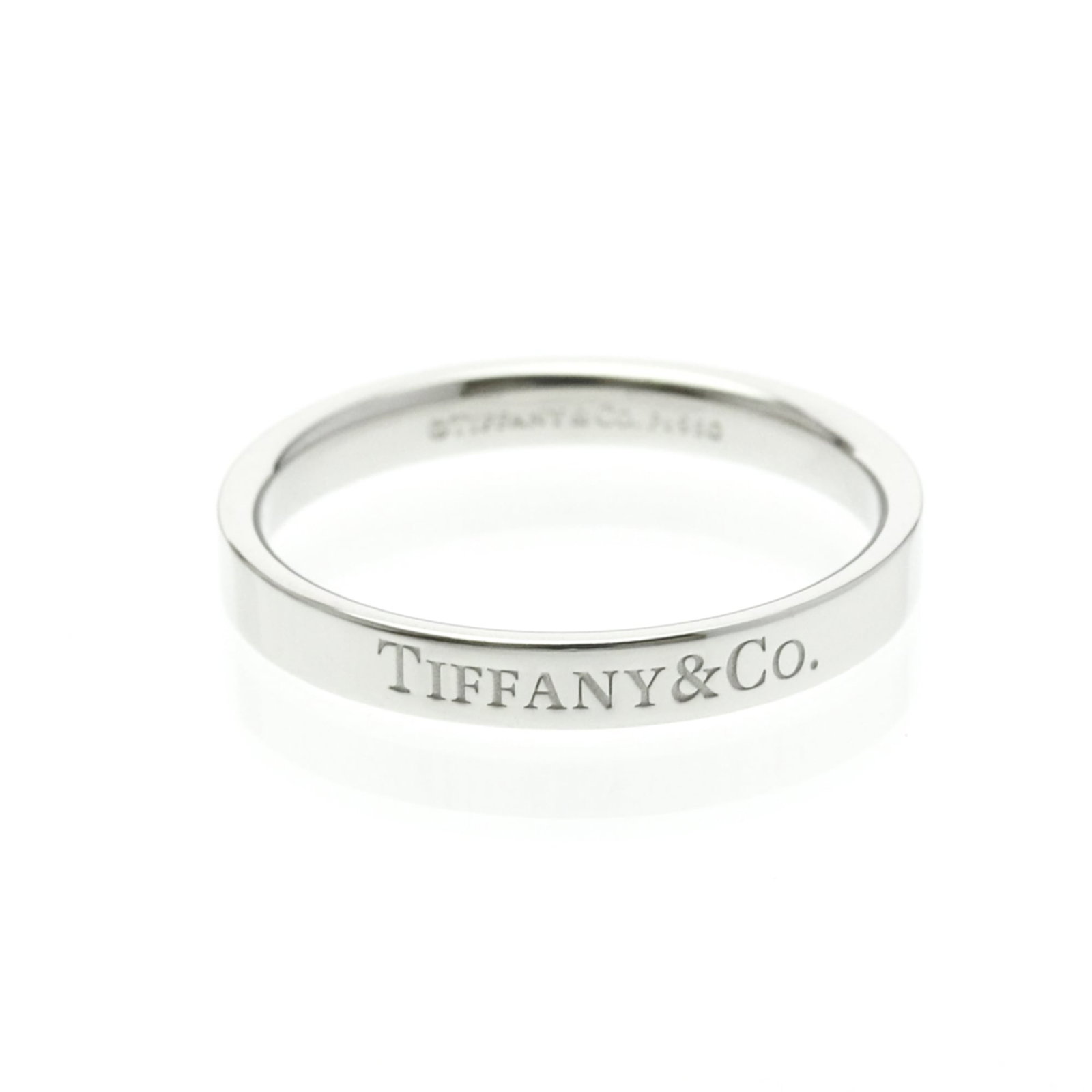 Tiffany Band Ring Platinum: Tiffany Band Ring Platinum Platinum band ring from Tiffany featuring a sleek design with a width of 3mm. This used ring in excellent condition shows some minor scratches and dirt, but remains in very