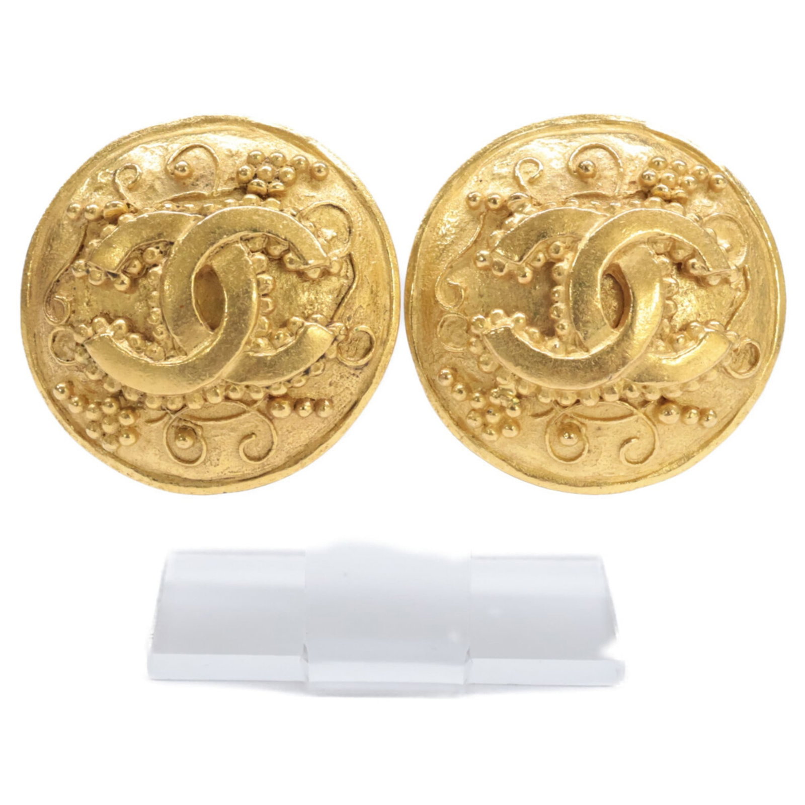 Chanel Clip Earrings Metal: Chanel Clip Earrings Metal Gold clip earrings from Chanel with a classic design. The earrings have a subtle wear and minor scratches, showing signs of previous use. In good condition overall, these