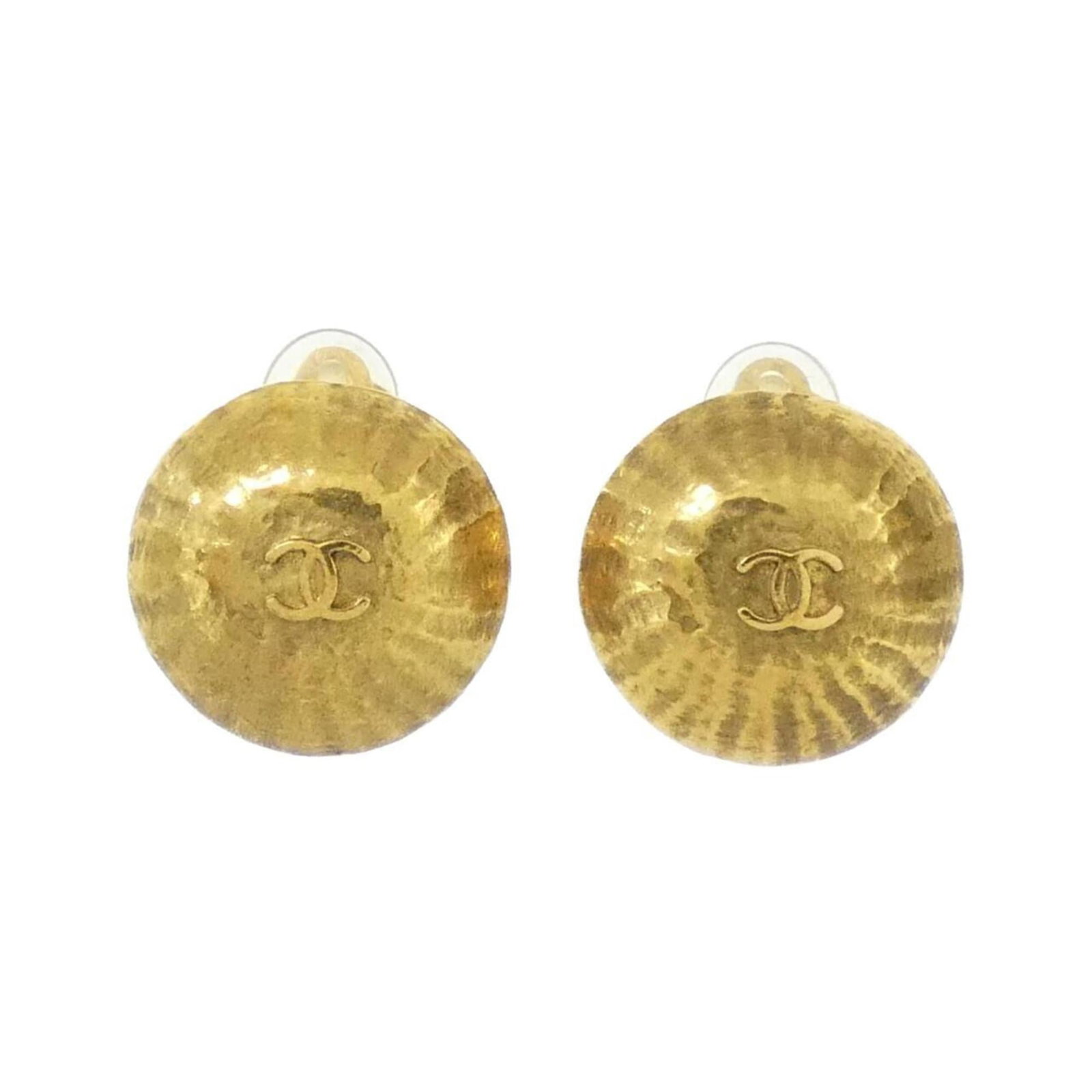 Chanel Clip Earrings: Chanel Clip Earrings Chanel Clip Earrings are available in gold with a diameter of 23mm. The earrings show some signs of usage, including a few scratches and dirt, but remain in very good condition