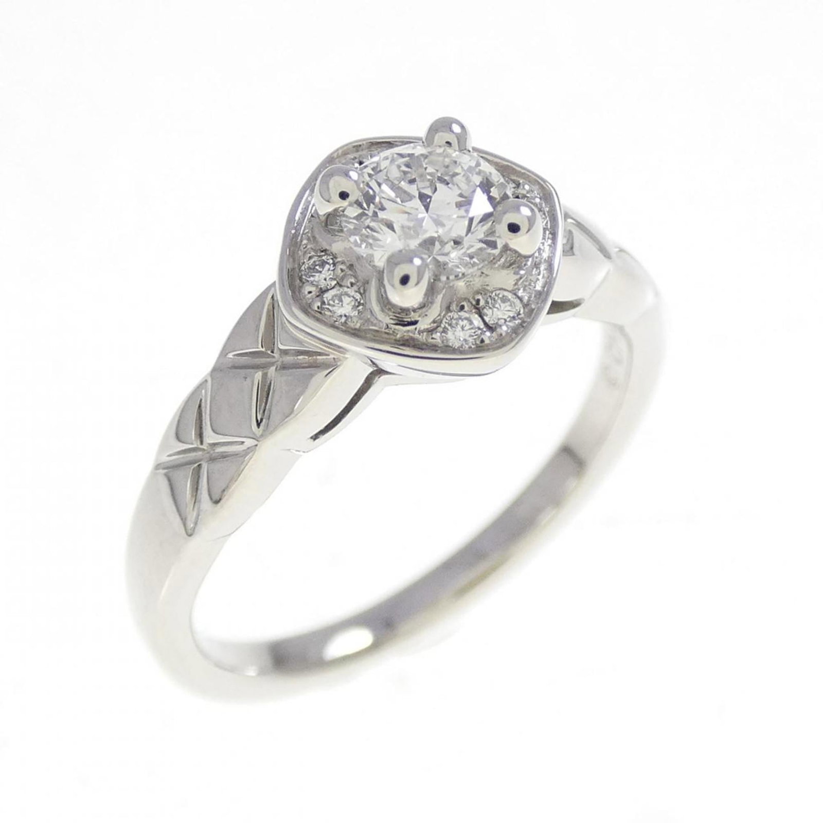 Chanel Band Ring Platinum 950: Chanel Band Ring Platinum 950 Platinum 950 band ring from Chanel features a diamond stone and is made of high-quality platinum. The ring has some minor scratches and dirt, but overall remains in very 