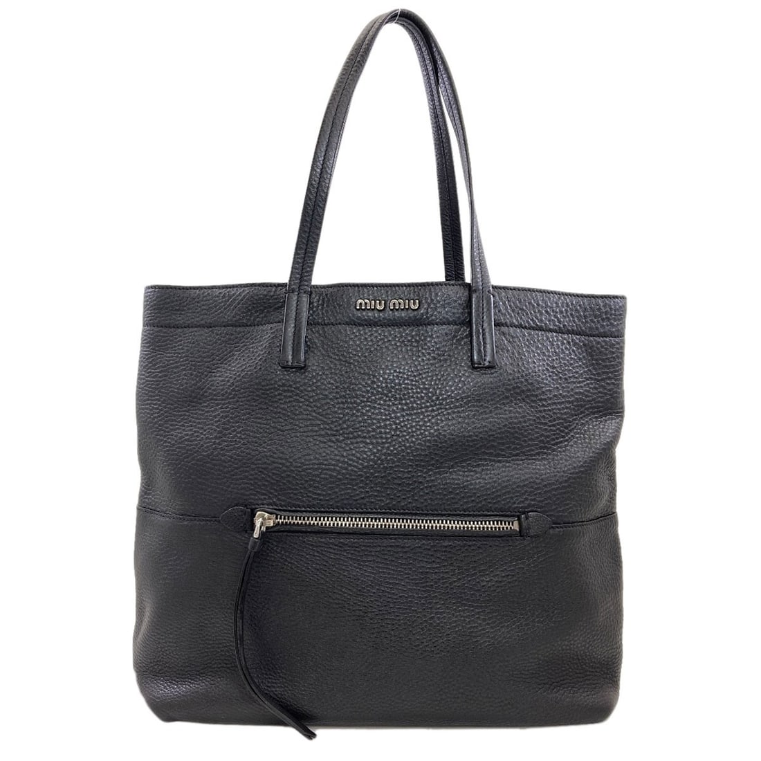 Logo tote bag leather: Logo tote bag leather Made from high-quality leather, this black tote bag features a classic design. The exterior of the bag boasts a sleek and sophisticated look, making it a versatile accessory for