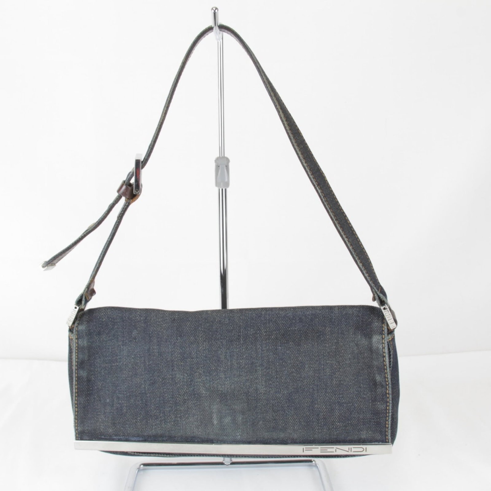 Fendi Shoulder Bag Denim: Fendi Shoulder Bag Denim Navy blue denim shoulder bag from Fendi with a classic design. This pre-owned bag features traces of usage and minor damages, making it an affordable option for those looking