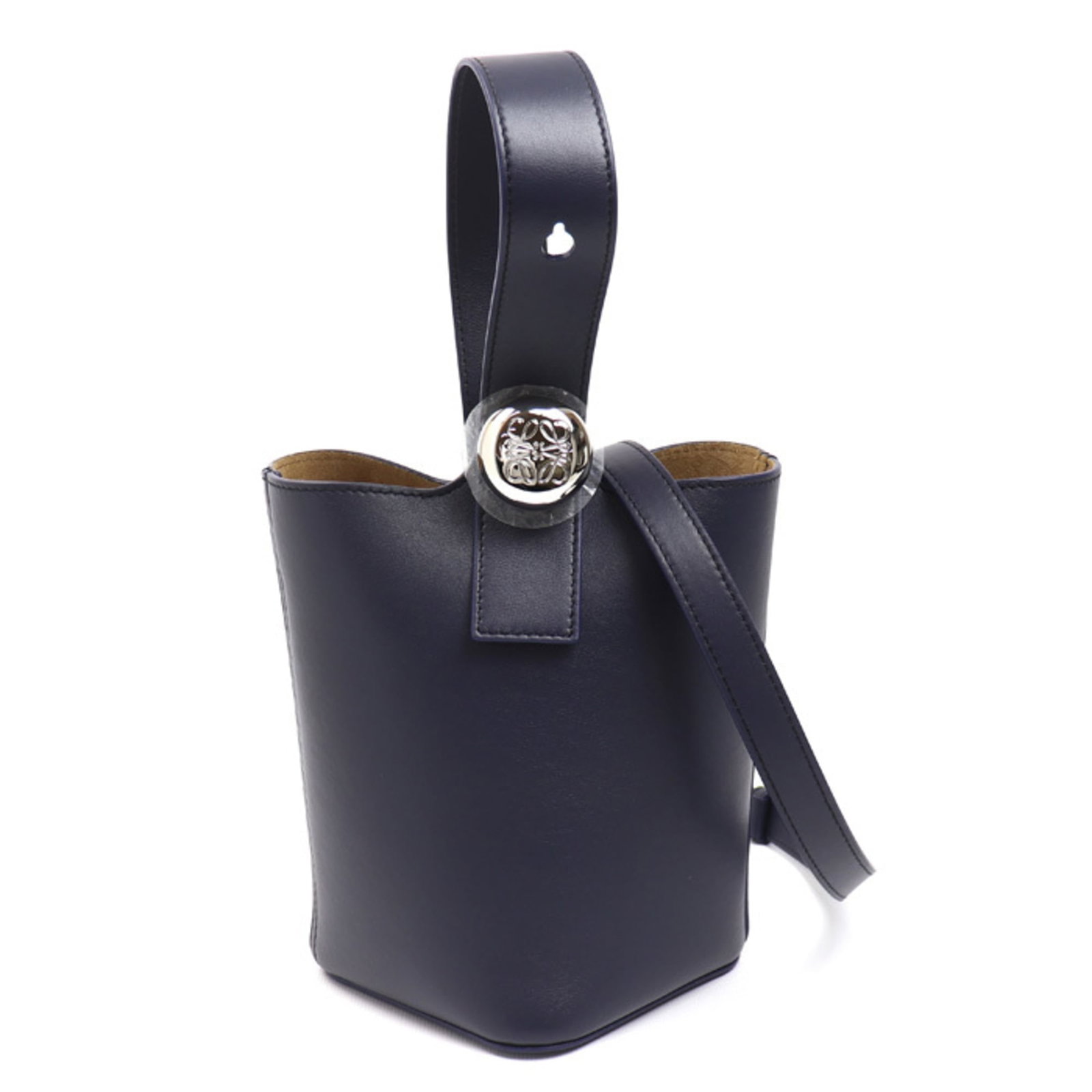 Loewe Shoulder Bag Leather: Loewe Shoulder Bag Leather Navy Loewe shoulder bag features high-quality calfskin leather in a classic design. Measuring 19cm x 16cm x 16cm, this stylish bag has been carefully maintained to retain it