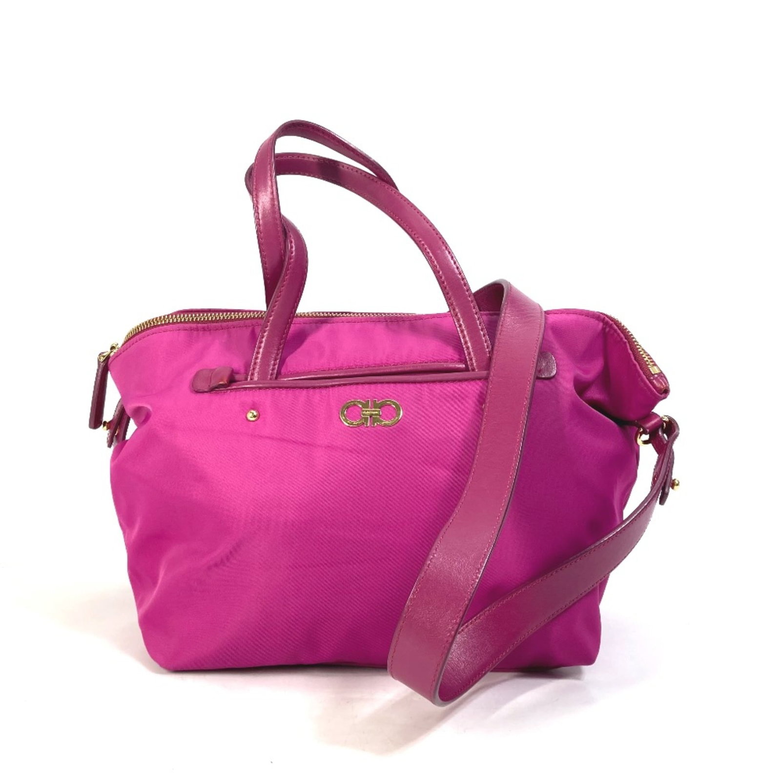Salvatore Ferragamo Handbag Other: Salvatore Ferragamo Handbag Other This Salvatore Ferragamo handbag boasts a vibrant pink hue and measures 20.5cm x23.5cm x14cm, making it a stylish accessory for any woman. The bag's durable