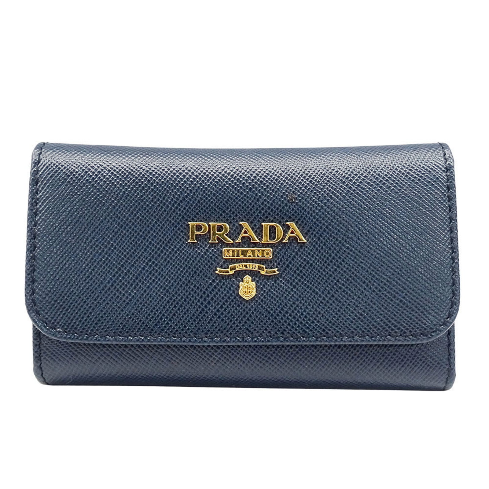 Prada Keycase Saffiano Metal: Prada Keycase Saffiano Metal Navy Saffiano Metal Keycase from Prada, featuring a durable and stylish design. The keycase boasts obvious traces of usage and minor damages, reflecting its used condition