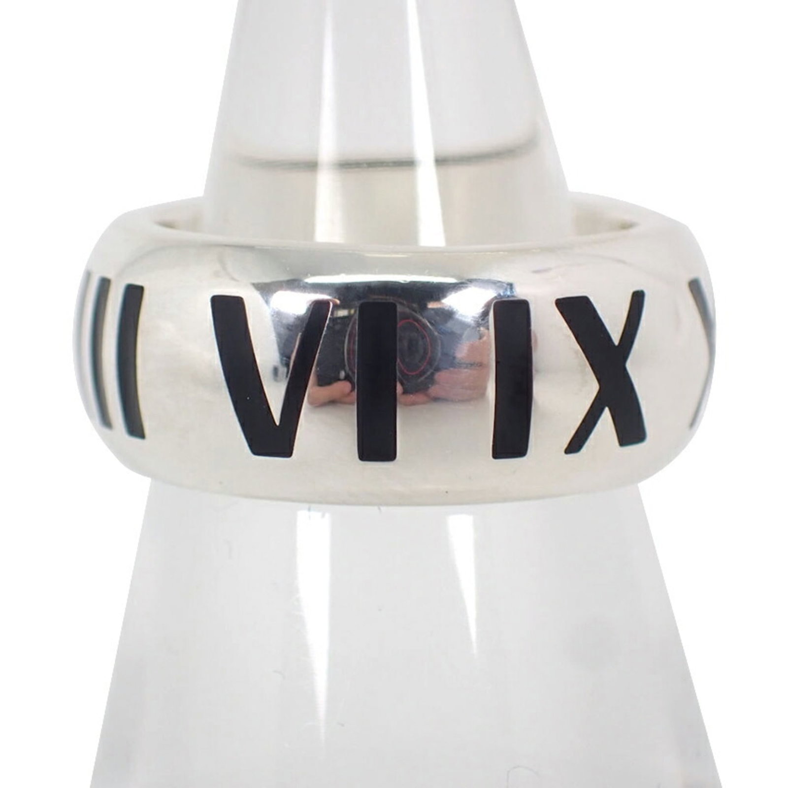 Tiffany Band Ring Sterling Silver 925: Tiffany Band Ring Sterling Silver 925 Sterling silver band ring from Tiffany features a classic design. Made from 925 sterling silver and in good condition with some minor scratches and dirt, this rin