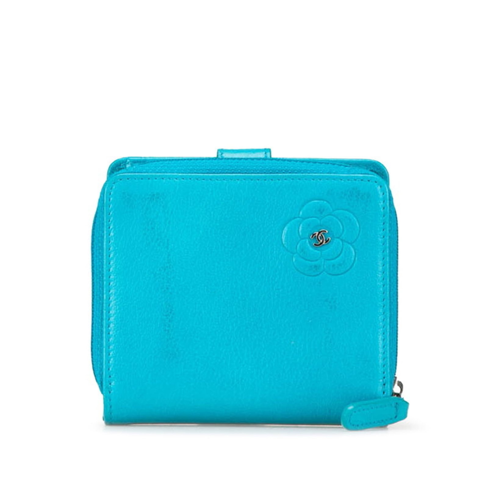 Chanel Wallet (Bi-Fold) Leather: Chanel Wallet (Bi-Fold) Leather Light blue lambskin Chanel bi-fold wallet with a classic design and timeless elegance. This used leather wallet has traces of usage and minor scratches, showing signs o