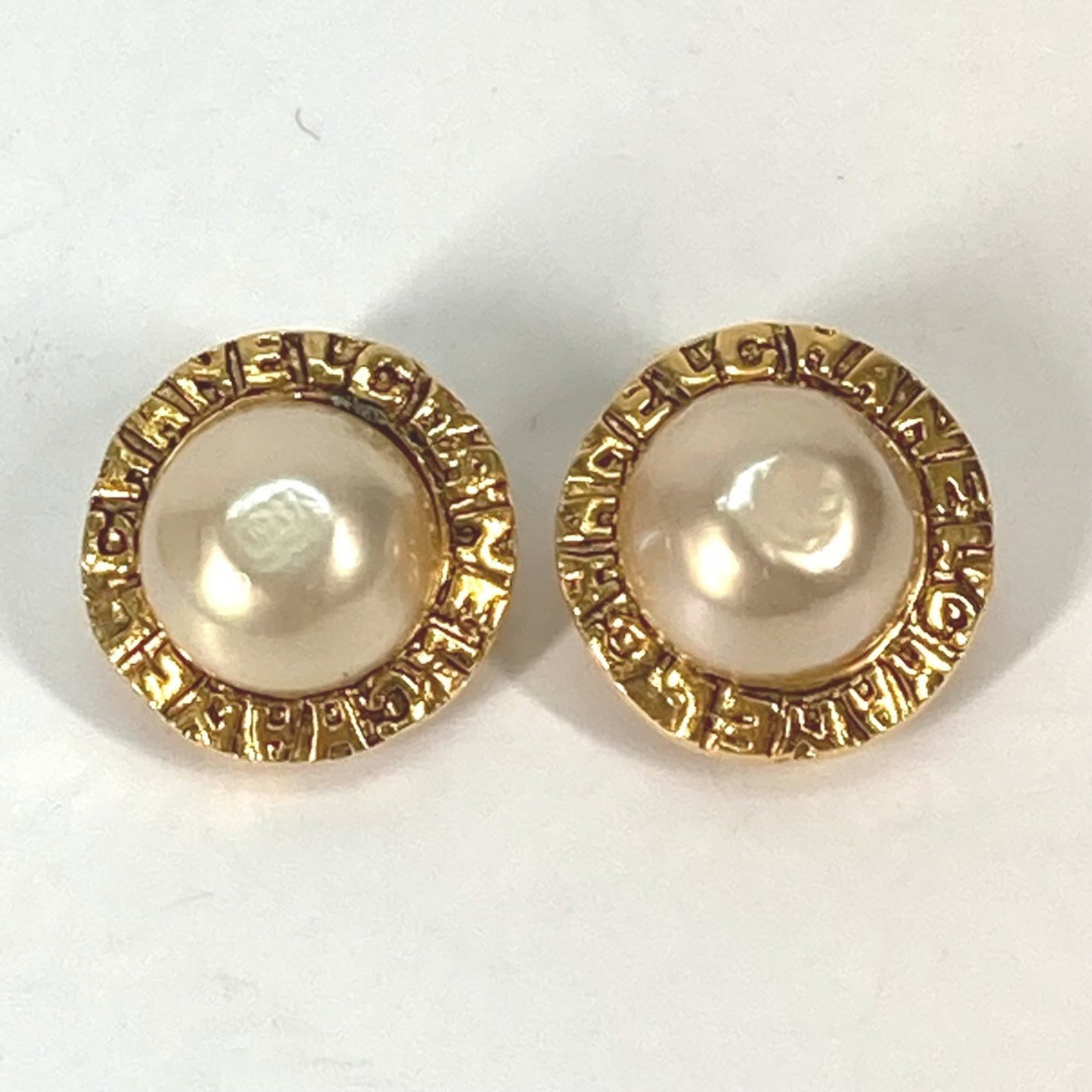 Chanel Clip Earrings Metal: Chanel Clip Earrings Metal Gold clip earrings from Chanel, bearing minor traces of usage and some scratches/dirt. Made from metal, these earrings measure 20mm x 20mm in size. In very good condition wi