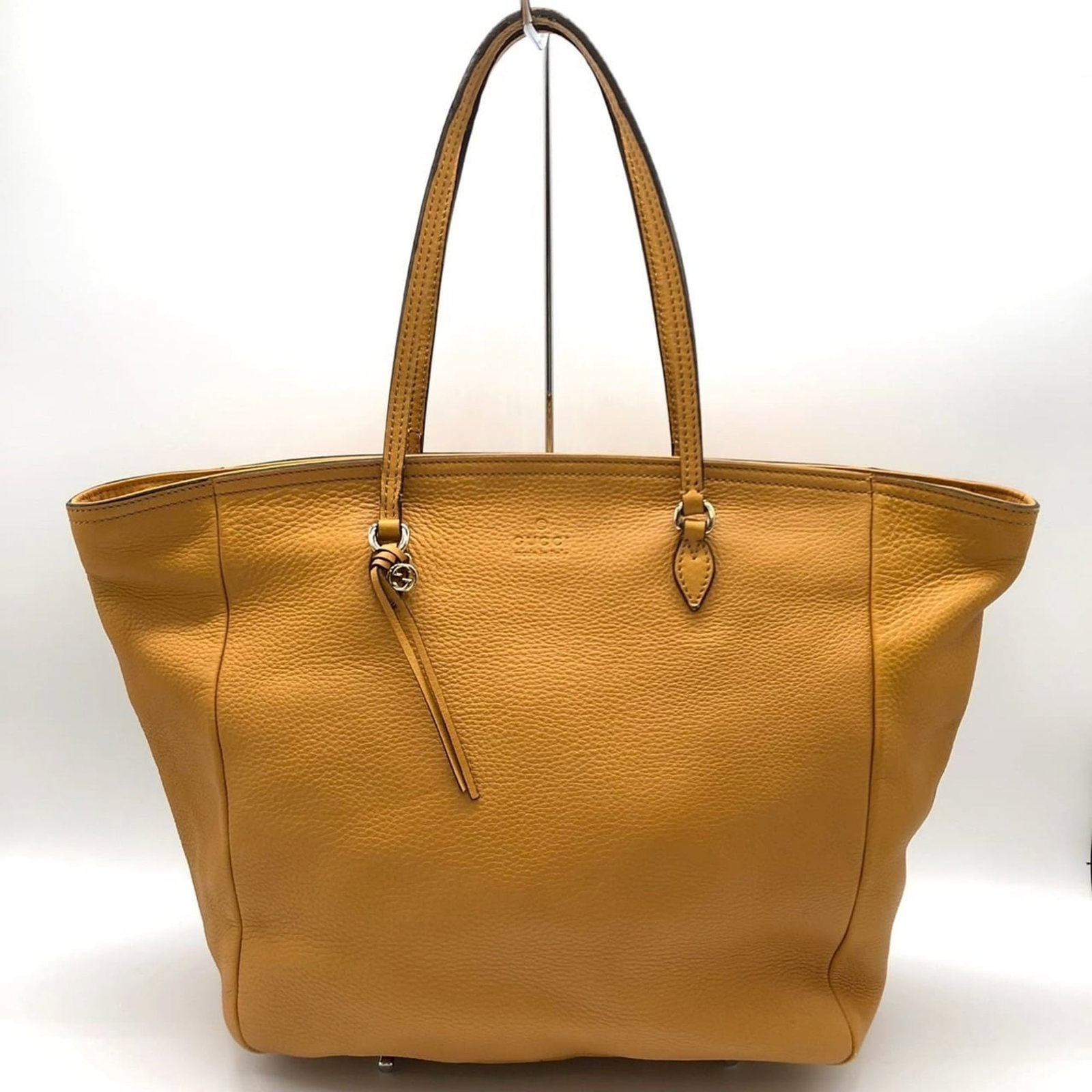 Gucci Tote Bag Leather: Gucci Tote Bag Leather This Gucci tote bag features high-quality yellow leather and a sturdy zipper closure. With its classic design and spacious interior, it's perfect for everyday use. Measuring