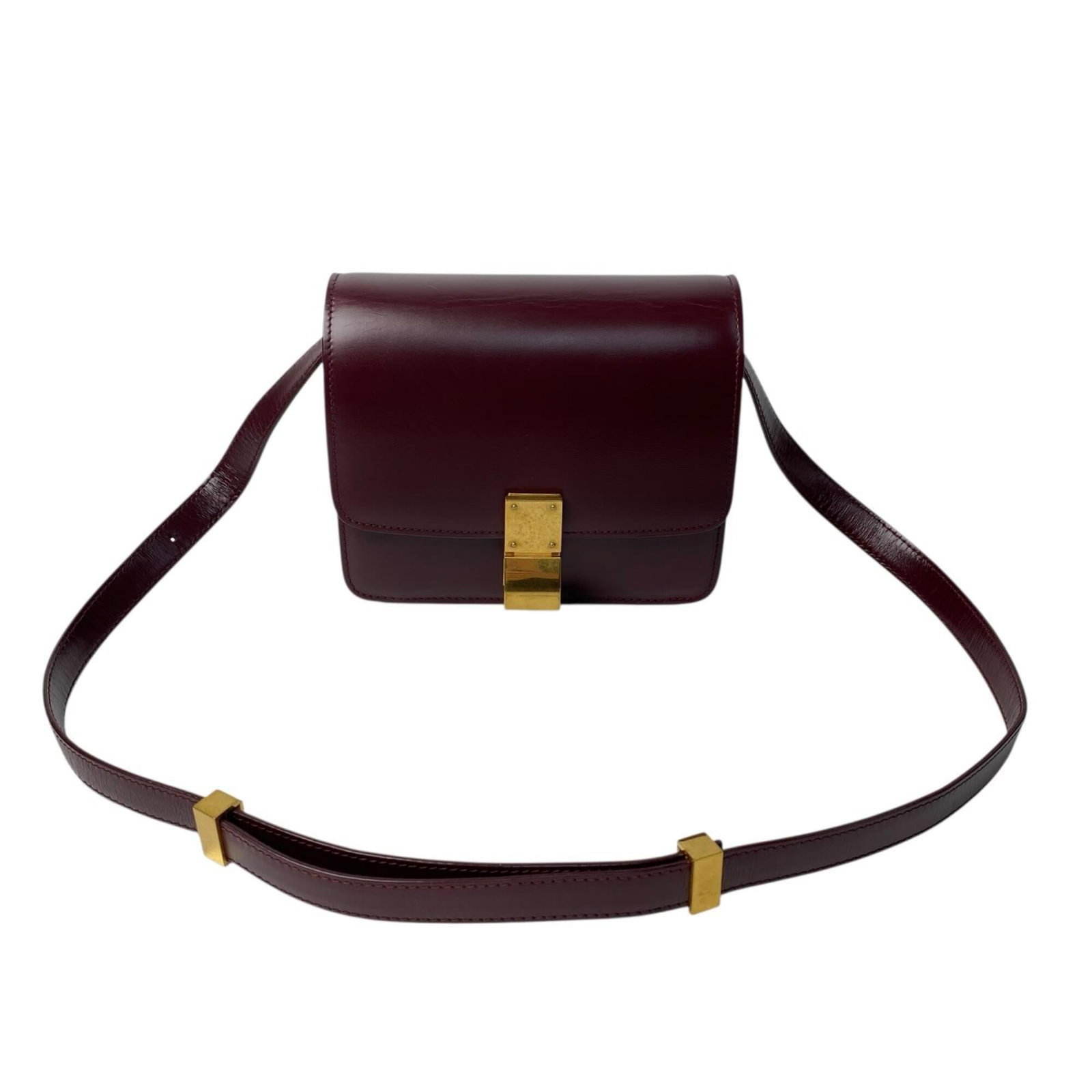 Celine Shoulder Bag Leather: Celine Shoulder Bag Leather Bordeaux leather shoulder bag from Celine, featuring a classic design with subtle scratches and dirt marks. Measuring 15cm x 16.5cm x 4.5cm, this used bag is in good condit