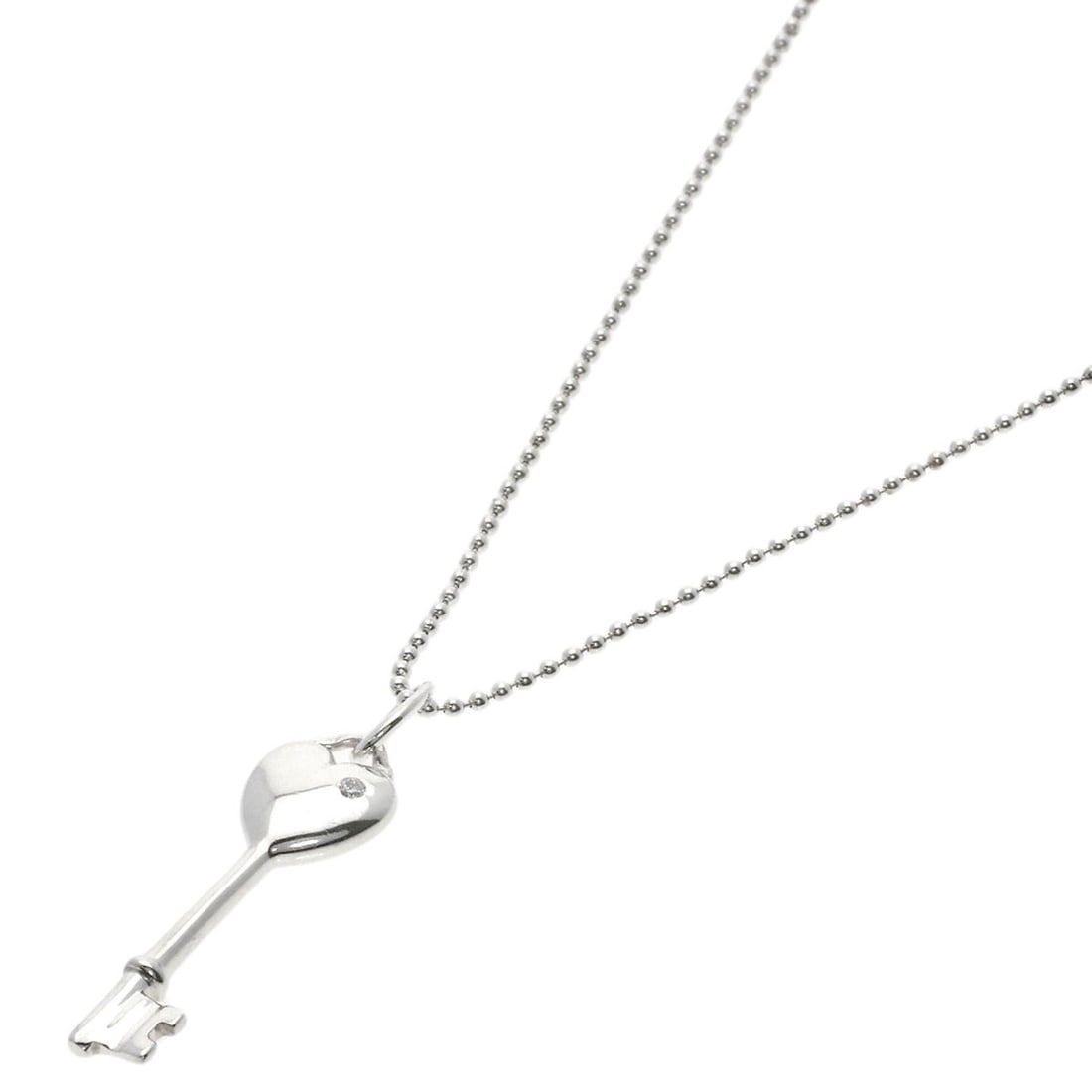 Tiffany&Co Heart Diamond Silver Necklace: Tiffany&Co Heart Diamond Silver Necklace Tiffany&Co's Heart Diamond Silver Necklace boasts a striking design featuring a diamond as its main stone. The necklace is crafted from silver metal and measur