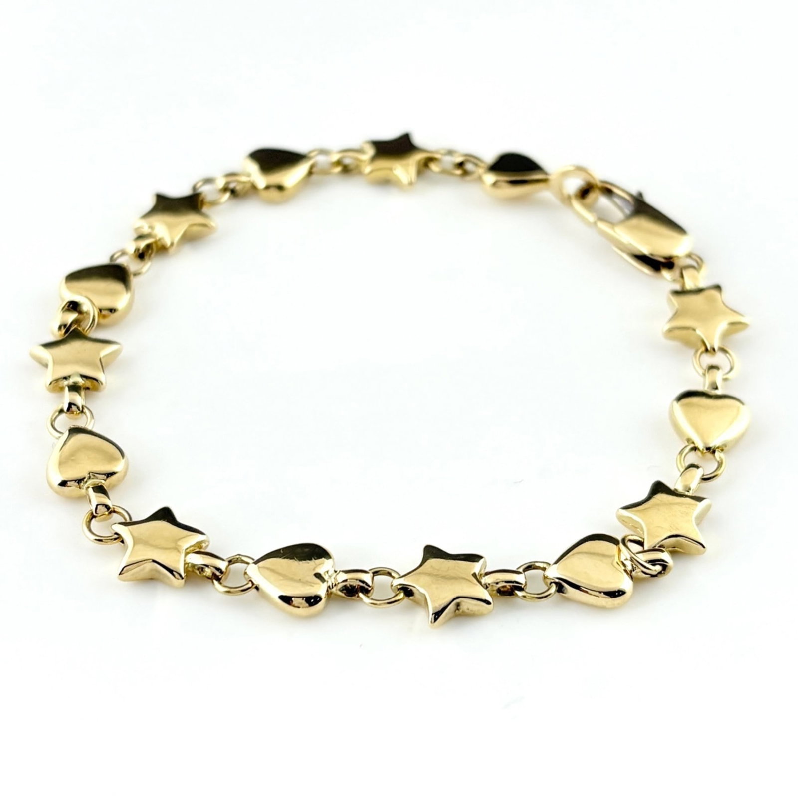 Tiffany Charm Bracelet Yellow Gold (18K): Tiffany Charm Bracelet Yellow Gold (18K) Tiffany's iconic charm bracelet in yellow gold (18K) offers a touch of timeless elegance. With its classic design and high-quality material, this piece is a st