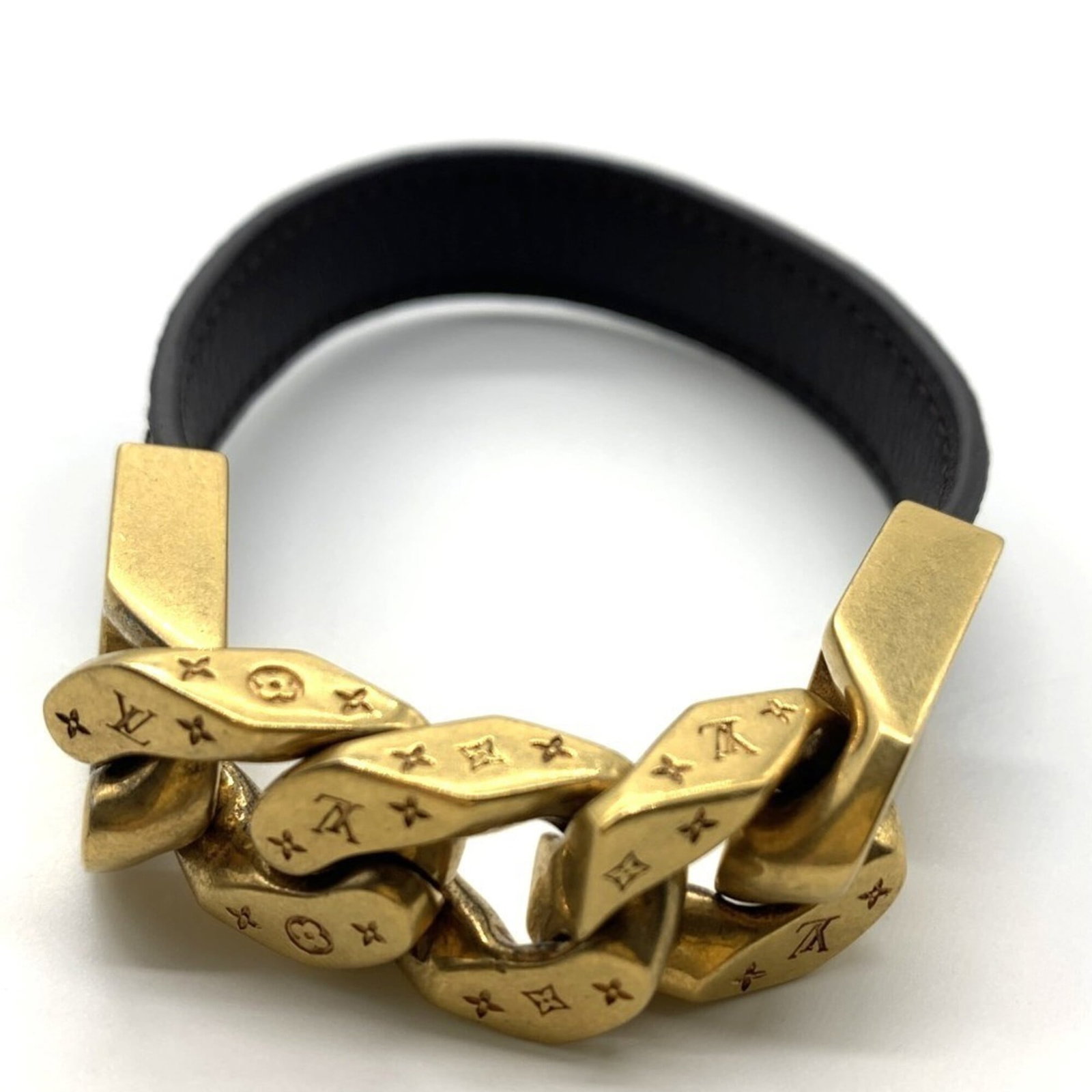 Louis Vuitton Charm Bracelet Metal Monogram: Louis Vuitton Charm Bracelet Metal Monogram Brown Louis Vuitton metal monogram charm bracelet with a total length of 21.5cm and a vintage condition featuring traces of usage and minor scratches. The