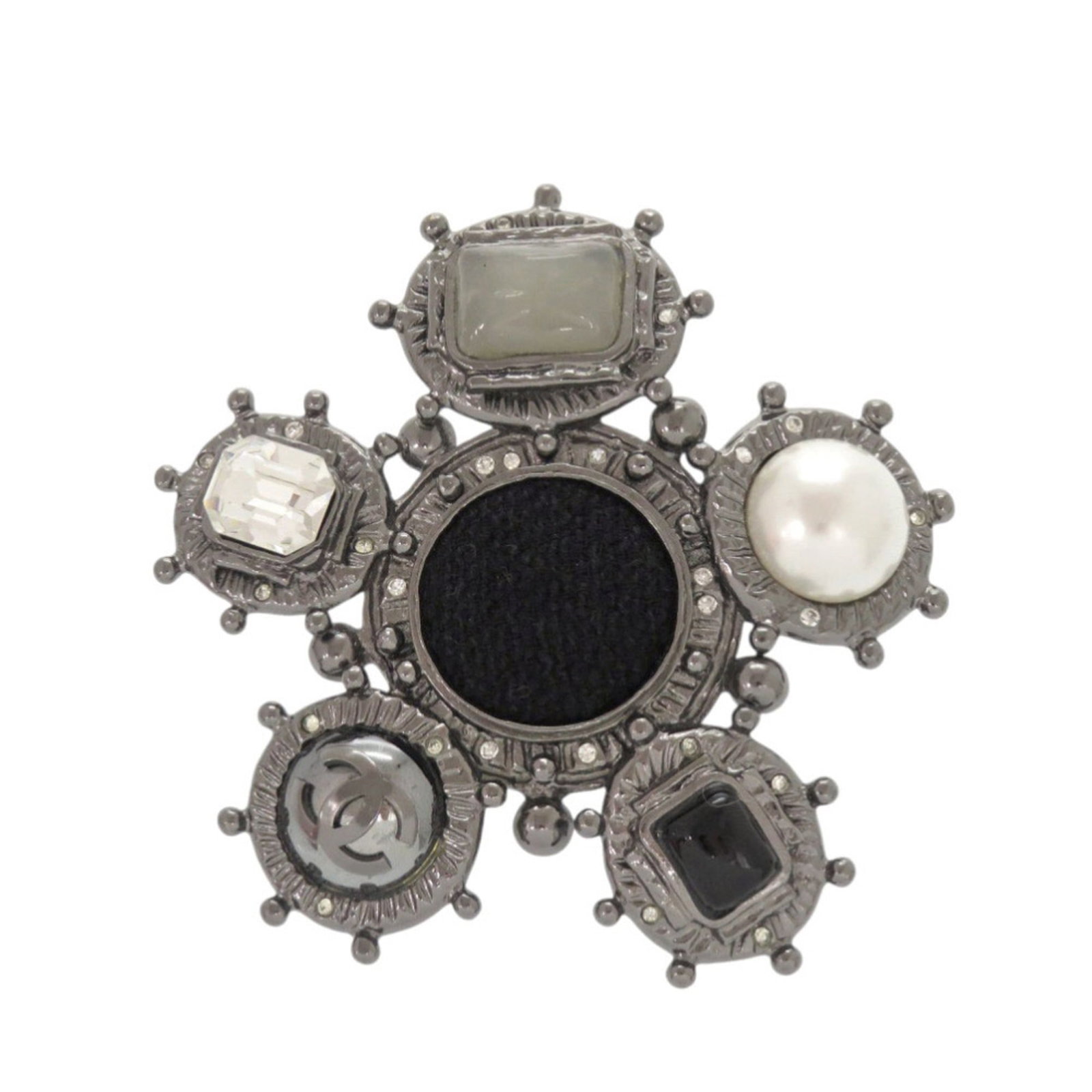 Chanel Brooch Metal: Chanel Brooch Metal This Chanel brooch features a sleek metal design with a black and silver finish. Measuring 7.5cm x 7.5cm, it boasts a compact yet elegant size. With some minor signs of wear, this 
