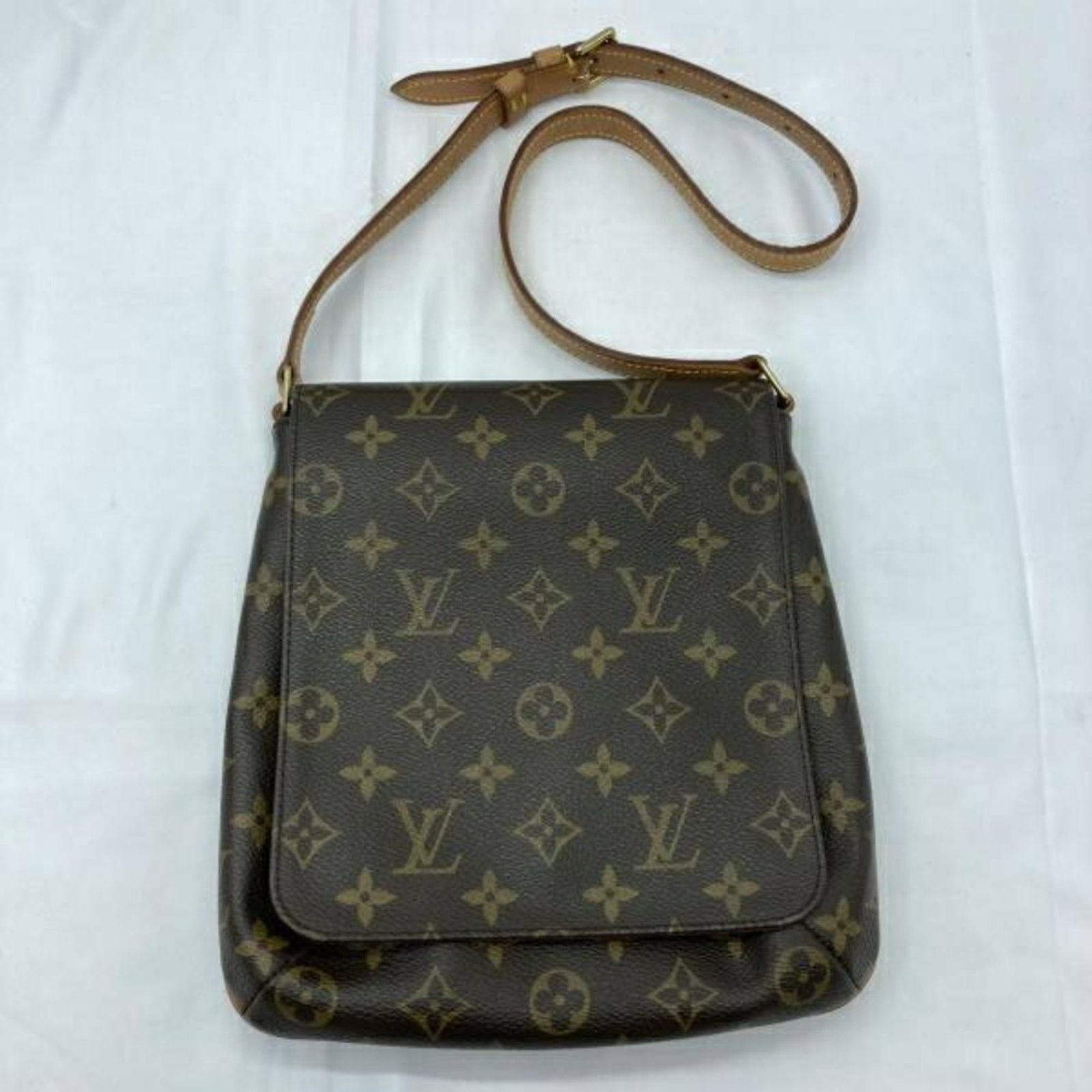 Louis Vuitton Shoulder Bag Monogram: Louis Vuitton Shoulder Bag Monogram Brown Louis Vuitton Monogram Shoulder Bag with Traces of Usage. This pre-owned shoulder bag features the iconic monogram pattern and has a sturdy strap length of 69
