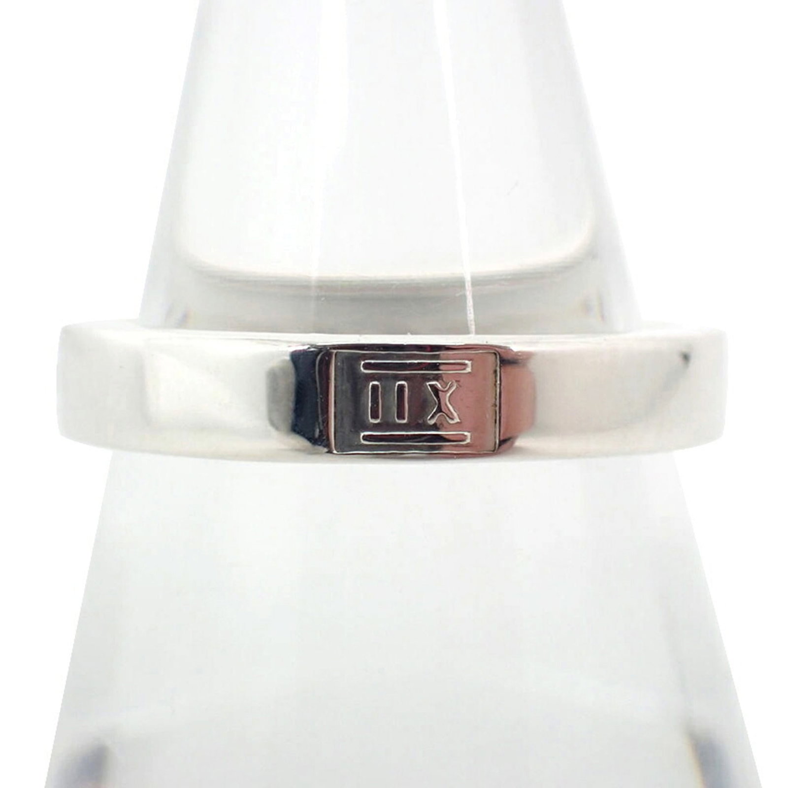 Tiffany Band Ring Sterling Silver 925: Tiffany Band Ring Sterling Silver 925 Sterling silver band ring from Tiffany featuring 925 hallmark. The ring has some scratches and dirt, with only minor traces of usage, still in very good