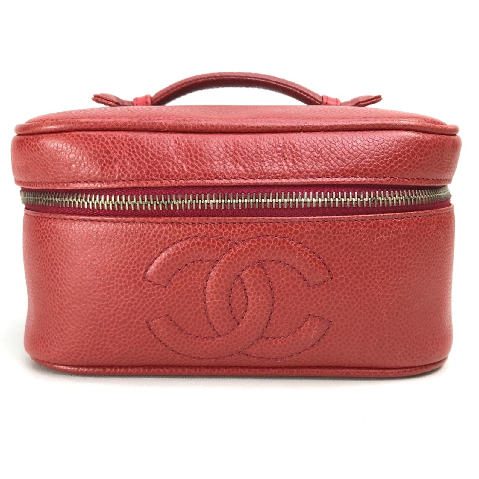 Chanel Handbag Leather: Chanel Handbag Leather Red Chanel handbag in good condition with traces of usage. The leather has scratches and dirt, indicating it's been handled before. A classic design from a well-known luxury bra