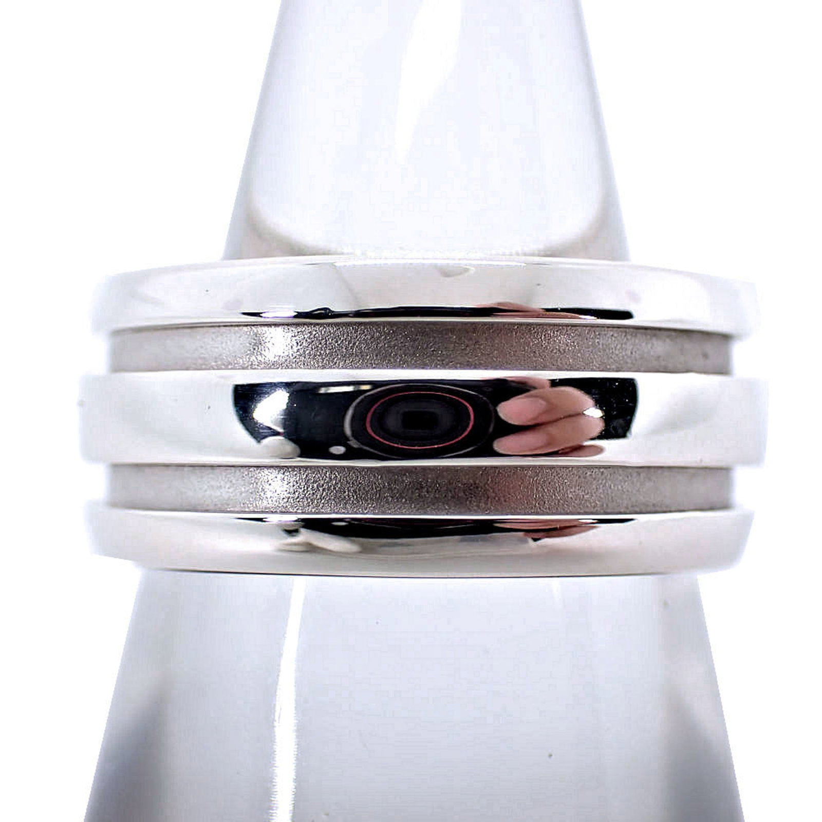 Tiffany Band Ring Sterling Silver 925: Tiffany Band Ring Sterling Silver 925 Sterling silver band ring from Tiffany featuring 925 hallmark. The ring has some scratches and dirt, with only minor traces of usage, still in very good condition