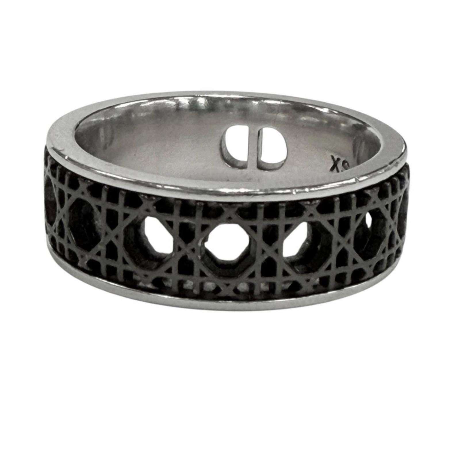 Dior Homme Band Ring Silver 925: Dior Homme Band Ring Silver 925 Silver 925 Dior Homme Band Ring with sleek black finish and slim profile. This men's band ring features a sturdy weight of 7.1g and measures 7mm in width, making it a