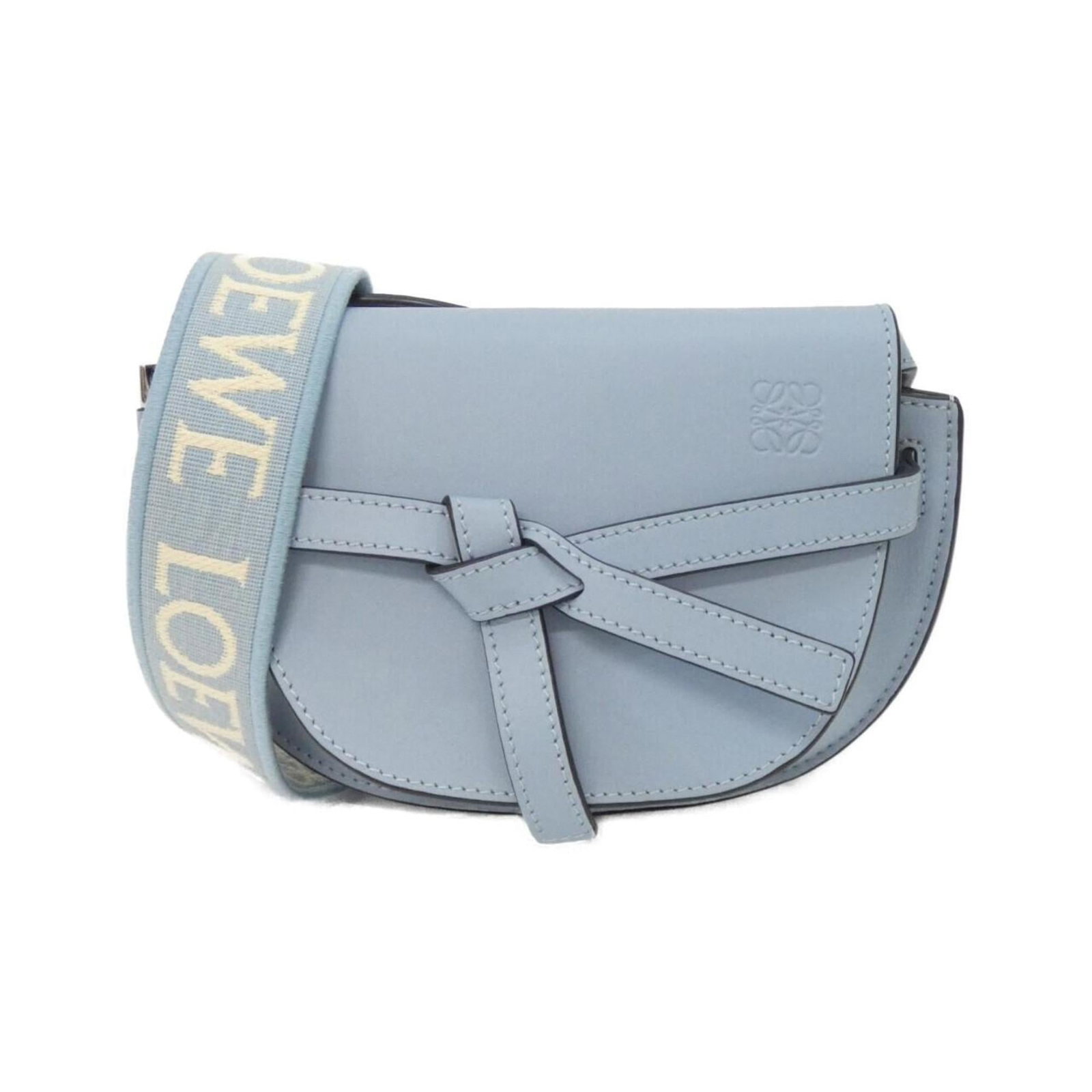 Loewe Shoulder Bag Leather: Loewe Shoulder Bag Leather The Loewe shoulder bag features a beautiful blue calfskin leather exterior with silver hardware, showcasing a classic design. With a sturdy 104cm strap length and a compact 