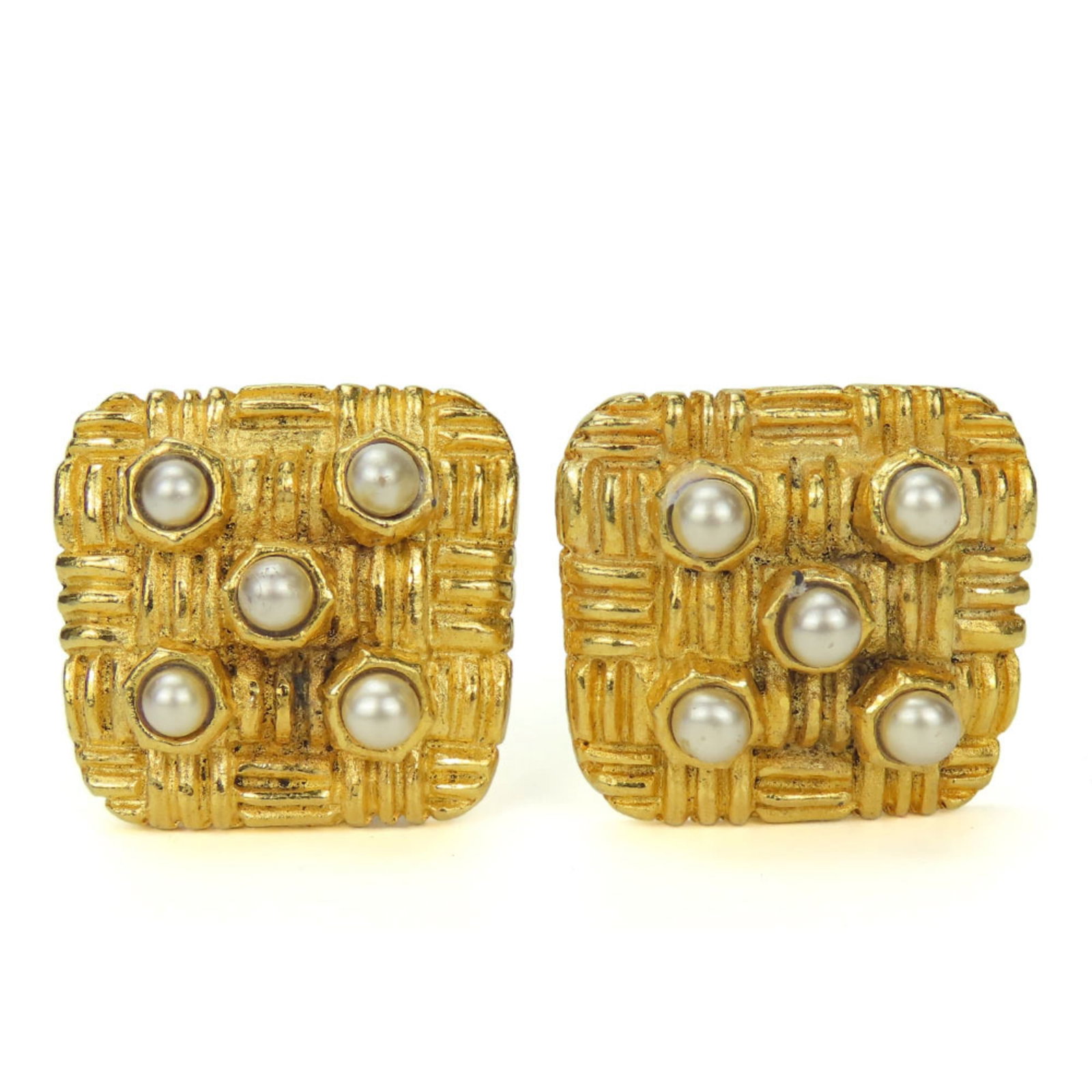 Chanel Clip Earrings Metal: Chanel Clip Earrings Metal Gold clip earrings from Chanel, with traces of usage and minor scratches/dirt. The metal material gives them a sleek, timeless look. Used condition, generally in good state.