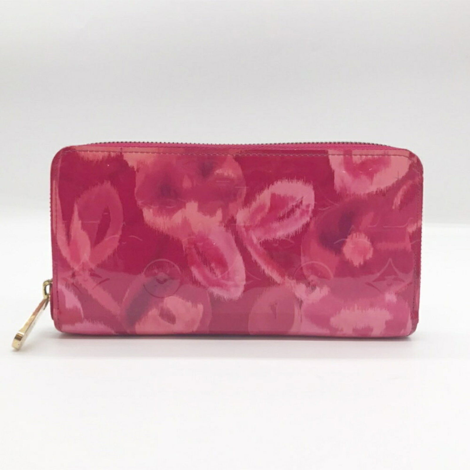 Louis Vuitton Long Wallet (Bi-Fold) Vernis Rose: Louis Vuitton Long Wallet (Bi-Fold) Vernis Rose Used Louis Vuitton Long Wallet (Bi-Fold) in Vernis Rose, featuring a classic bi-fold design with a distinctive pink hue. The wallet has traces of usage 