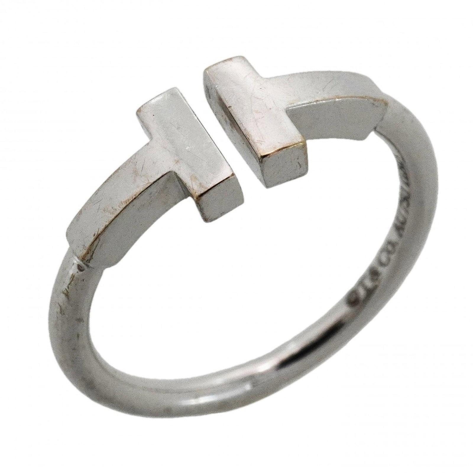 Tiffany Band Ring White Gold (18K): Tiffany Band Ring White Gold (18K) Tiffany Band Ring White Gold (18K) features a classic design with a timeless elegance. This used band ring is made from high-quality white gold and showcases its dur