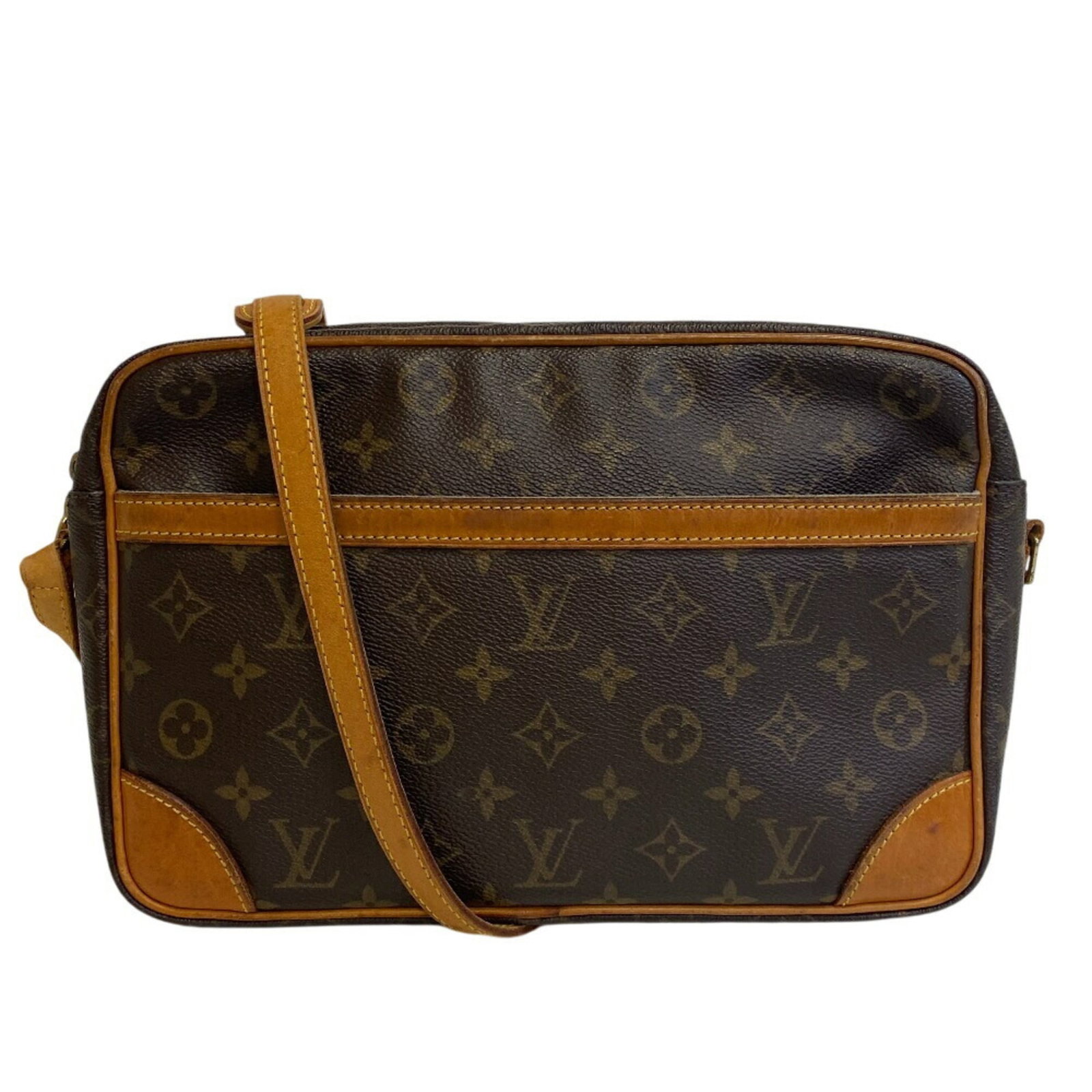 Louis Vuitton Shoulder Bag Leather: Louis Vuitton Shoulder Bag Leather This Louis Vuitton Shoulder Bag Leather features a classic brown leather design with visible traces of usage. The bag measures 20cm x 31cm and has some minor damages