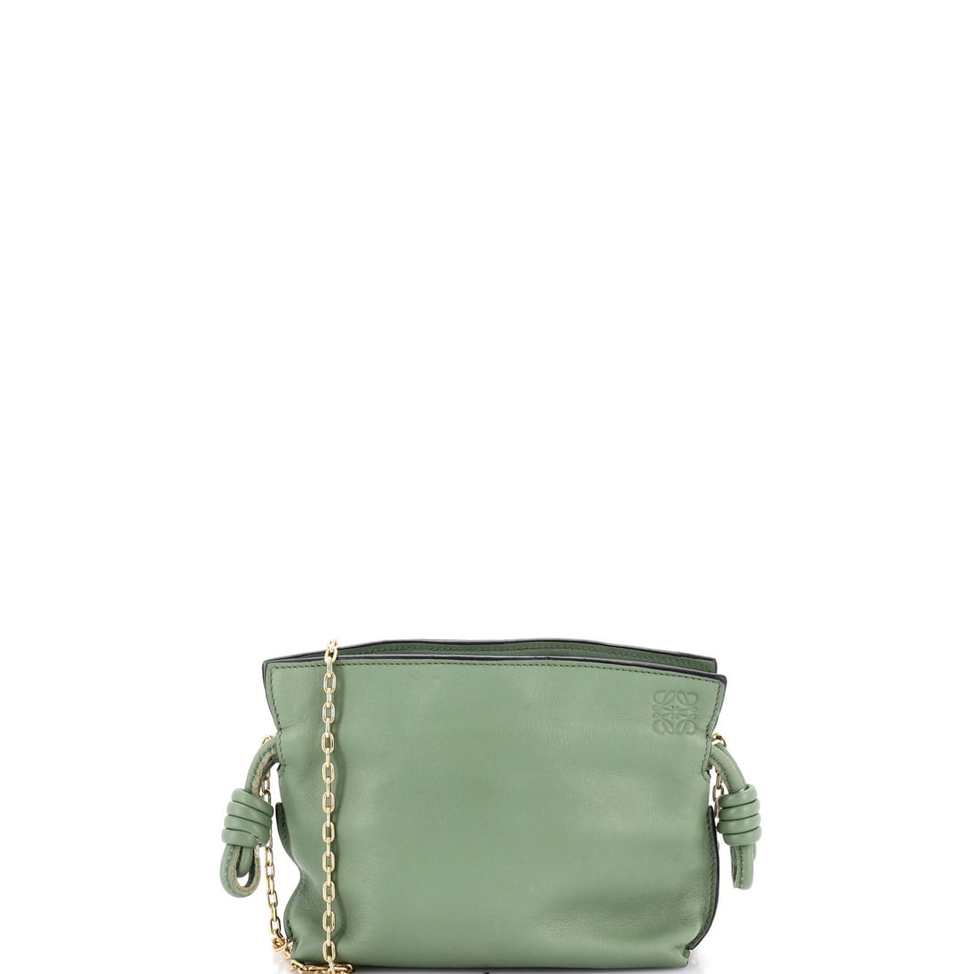Clutch Leather Chain Knot Flamenco Nano Loewe: Clutch Leather Chain Knot Flamenco Nano Loewe The Clutch Leather Chain Knot Flamenco Nano Loewe features a striking green exterior with an interior in rich brown suede. This stylish cross body bag boa