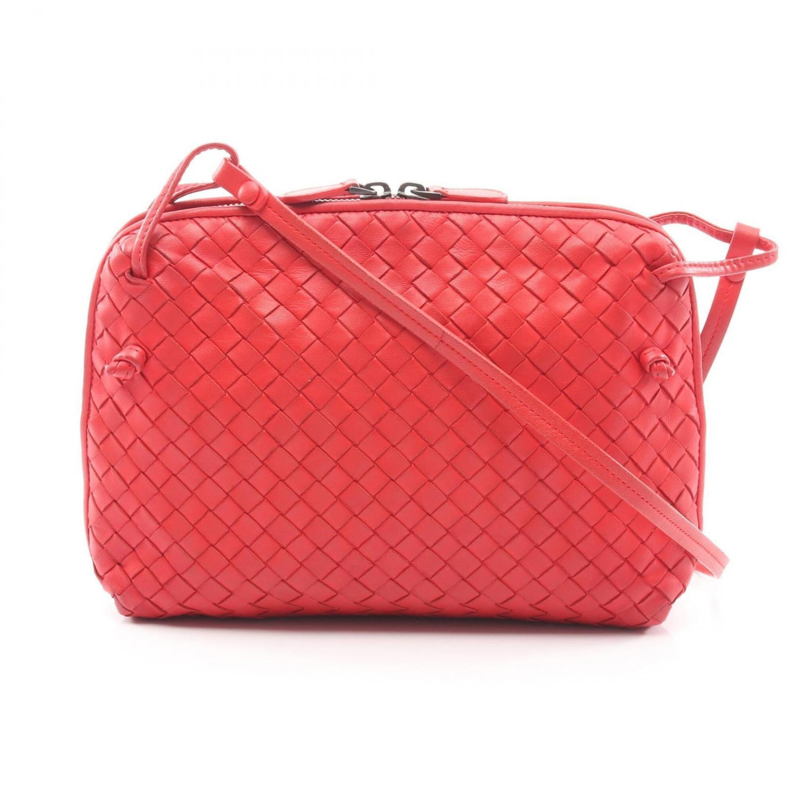 Bottega Veneta Shoulder Bag Intrecciato: Bottega Veneta Shoulder Bag Intrecciato Used Bottega Veneta Shoulder Bag with Intrecciato material in red. This bag has traces of usage and minor scratches/dirt, but remains generally in good conditio