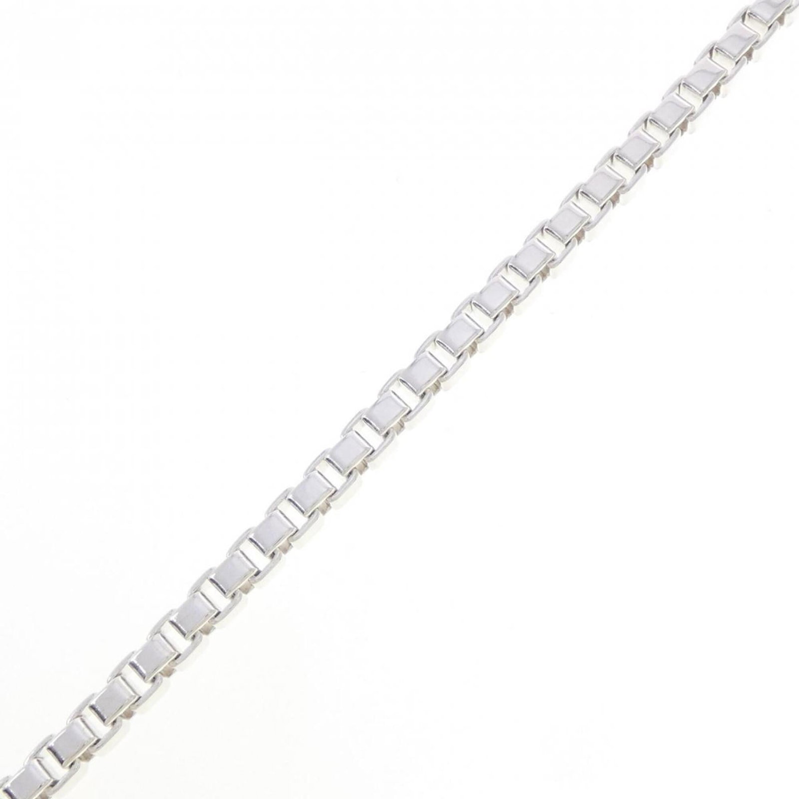 Tiffany Charm Bracelet Silver 925: Tiffany Charm Bracelet Silver 925 Silver 925 charm bracelet from Tiffany, featuring a subtle 4.09mm width and total length of 19cm. With a weight of 16.1g, this delicate piece showcases the brand's