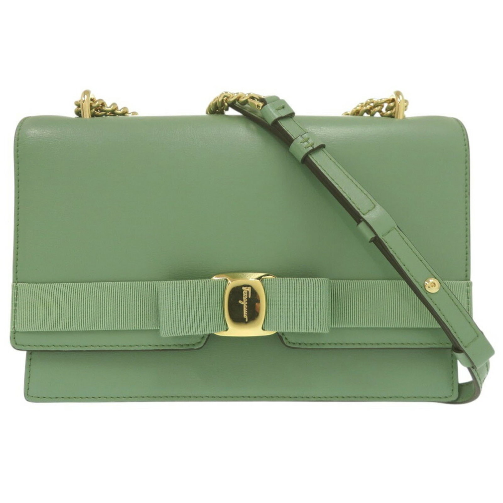 Salvatore Ferragamo Shoulder Bag Leather: Salvatore Ferragamo Shoulder Bag Leather The Salvatore Ferragamo shoulder bag features a stunning green leather exterior with gold hardware and a classic push lock closure. This mint condition, like n