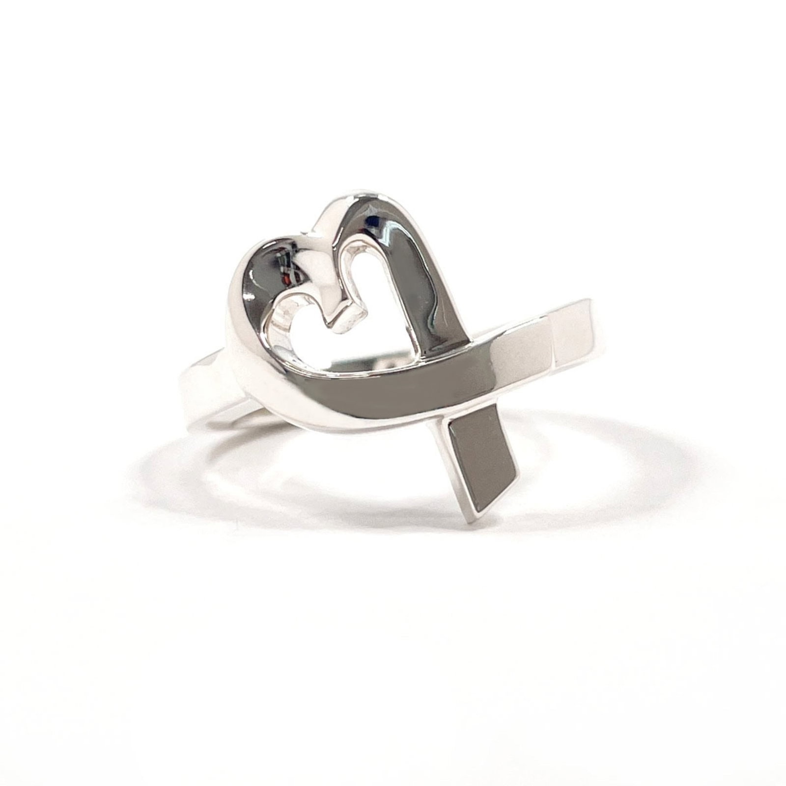 Tiffany Band Ring Silver 925: Tiffany Band Ring Silver 925 Silver 925 band ring from Tiffany features a classic design with a touch of elegance. This used ring has some minor scratches and dirt, but remains in very good condition 