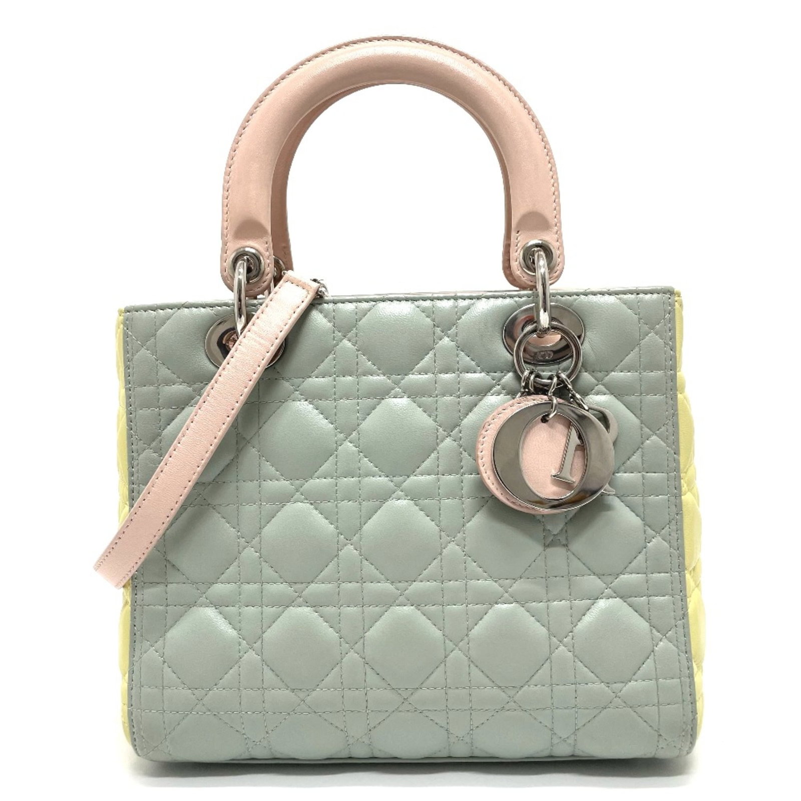 Christian Dior Handbag Leather: Christian Dior Handbag Leather The Christian Dior handbag features high-quality leather construction with a classic design. Measuring 21cm x23.7cm x11.7cm, this stylish accessory boasts a timeless