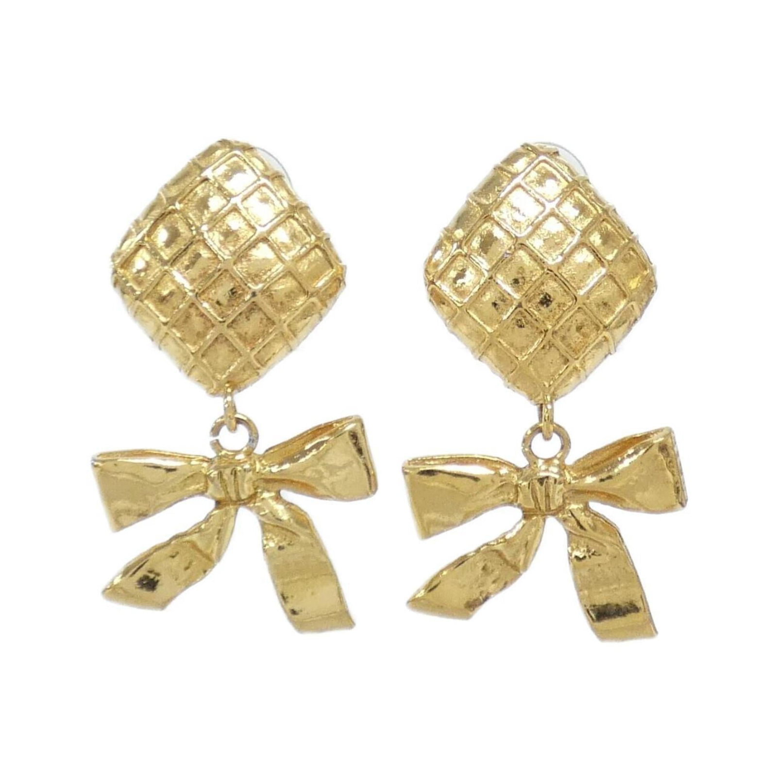 Chanel Clip Earrings: Chanel Clip Earrings Chanel Clip Earrings in Gold. Made from high-quality materials, these clip earrings feature a timeless design with a few traces of usage visible, including some scratches and dirt