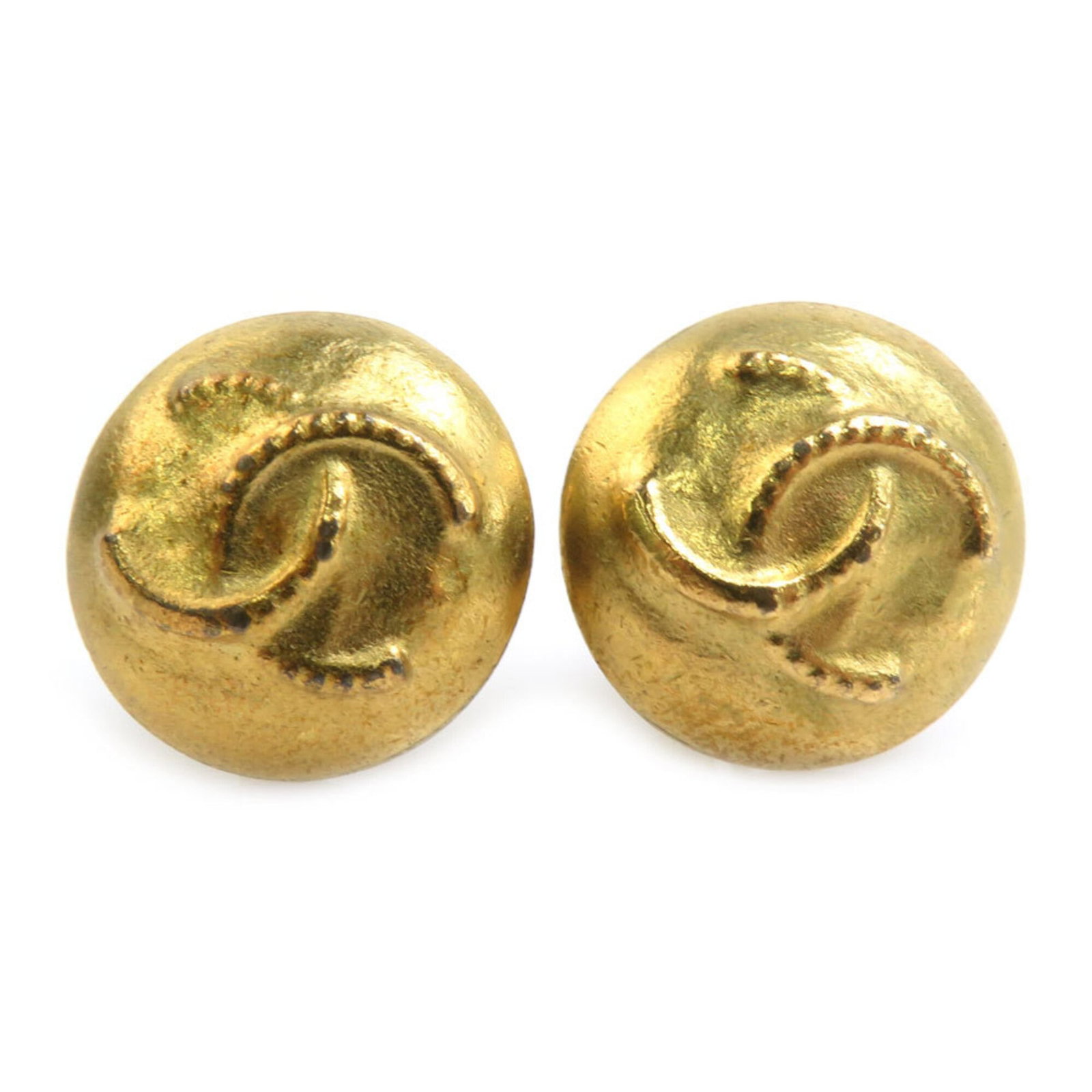 Chanel Clip Earrings Metal: Chanel Clip Earrings Metal Gold clip earrings from Chanel, with traces of usage and minor scratches/dirt. The metal material gives them a sleek, timeless look. Used condition, generally in good state.