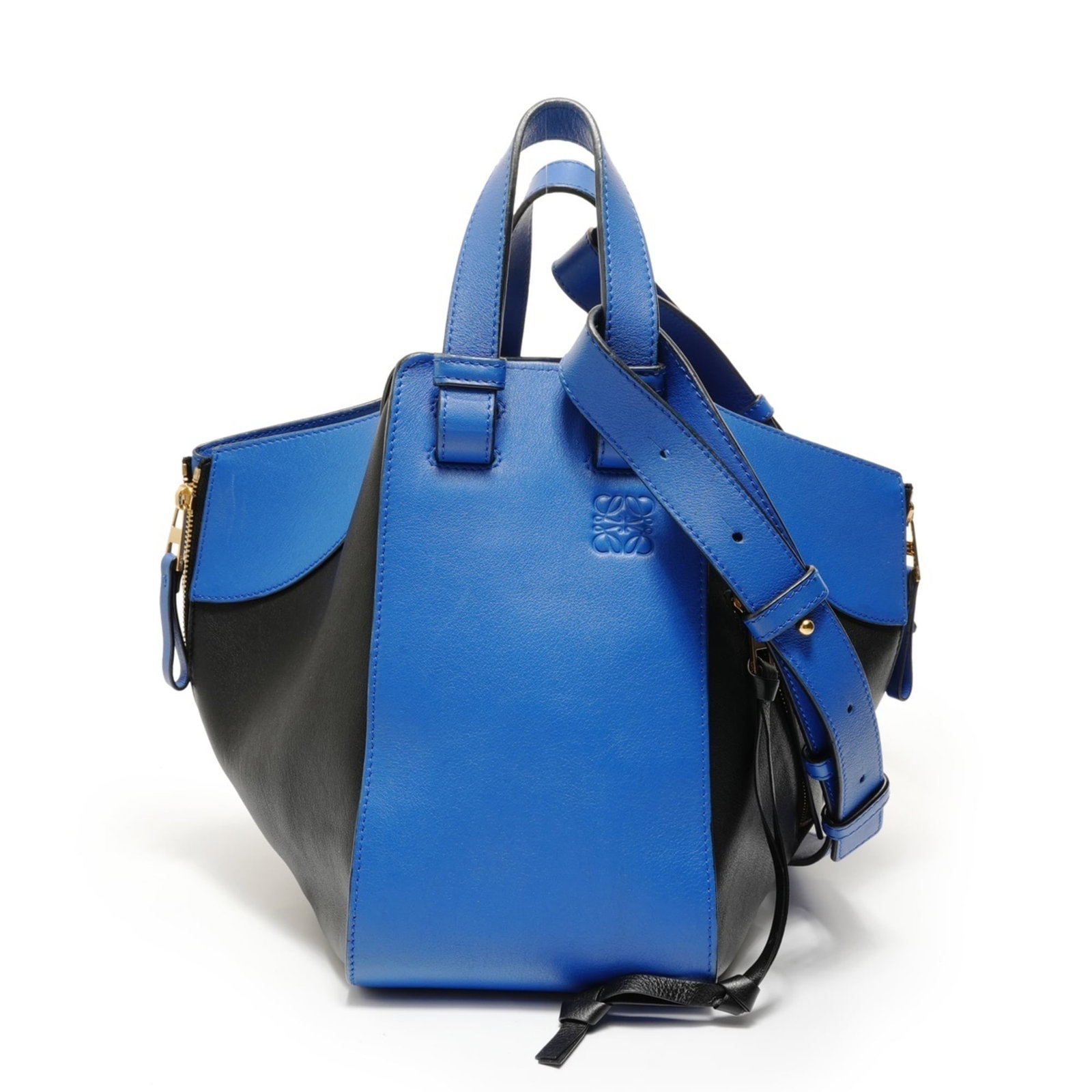 Loewe Handbag Leather: Loewe Handbag Leather The Loewe Handbag Leather is a beautiful blue leather handbag with a classic design. Measuring 23cm x 35cm x 25cm, it features adjustable straps and a comfortable handle drop of 