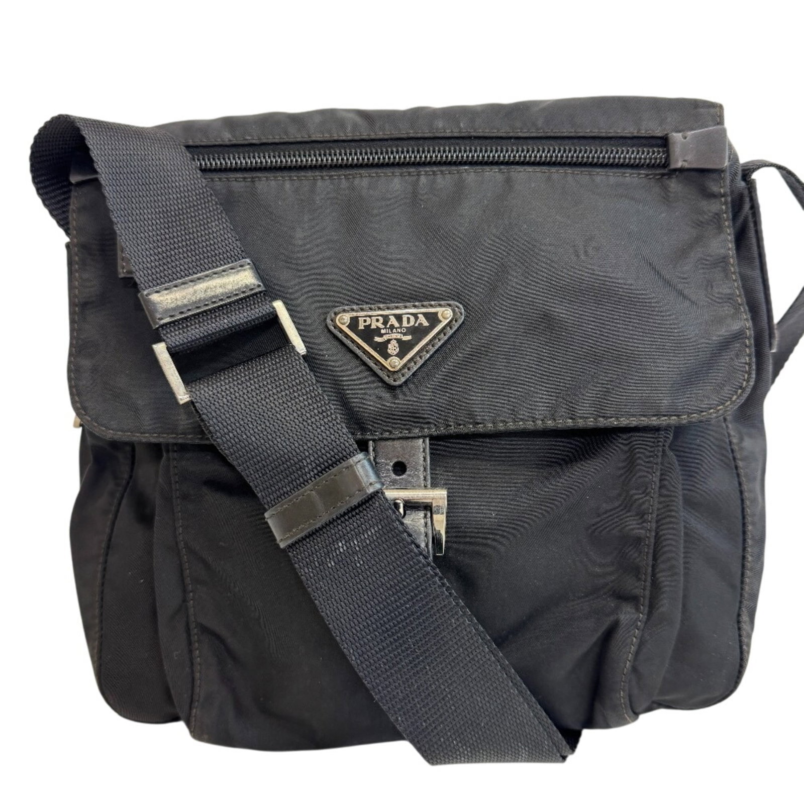 Prada Shoulder Bag Nylon: Prada Shoulder Bag Nylon The Prada Shoulder Bag Nylon is a versatile and stylish accessory with a sleek black nylon design. Measuring 23cm x 23cm x 9cm, this shoulder bag features a durable constructi