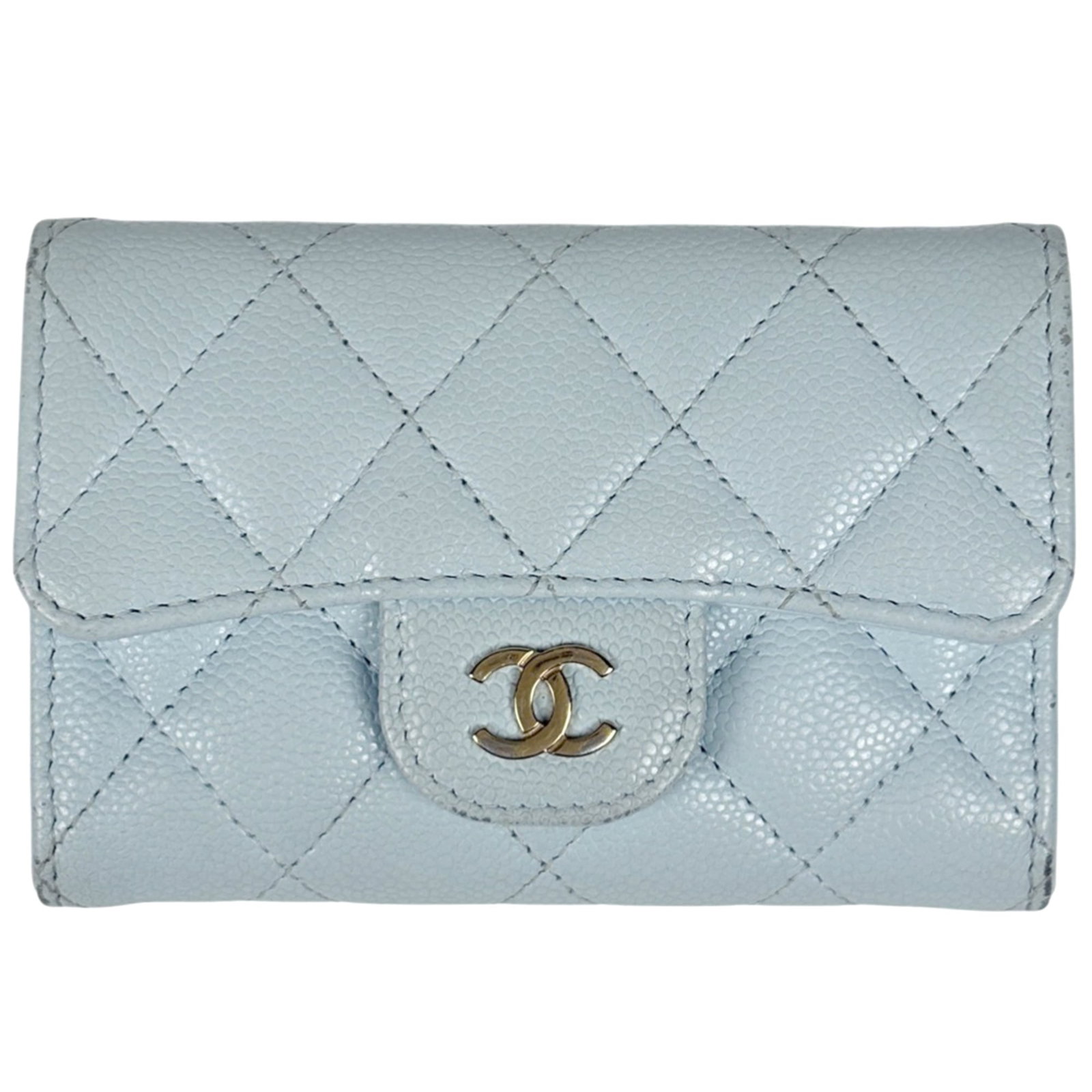 Chanel Card Case Grained Calfskin: Chanel Card Case Grained Calfskin Light blue Chanel card case made from grained calfskin, with traces of usage and minor damages visible. This classic design remains in acceptable condition for contin